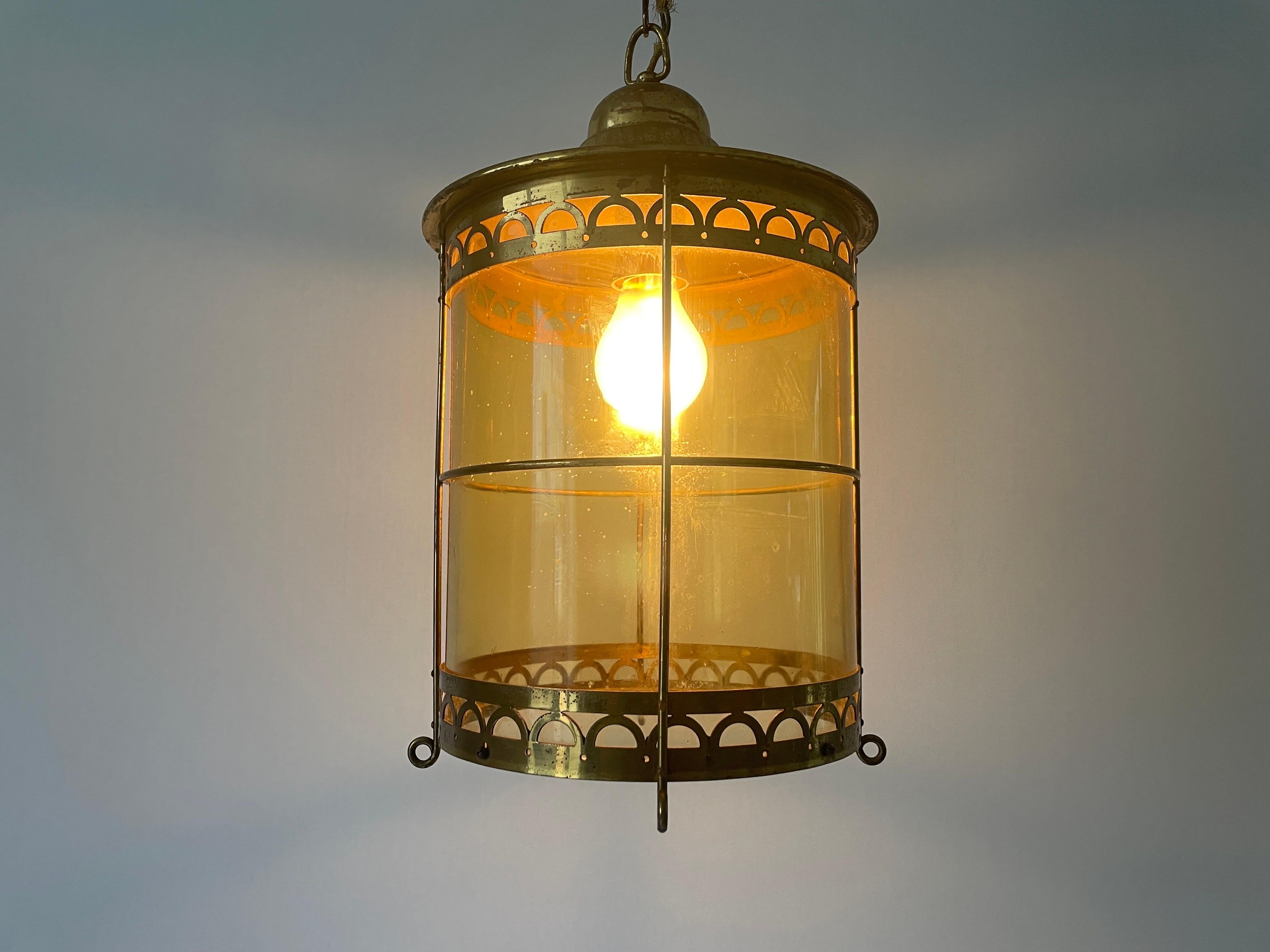 Plafonnier en forme de lanterne en verre jaune et laiton, années 1950, France en vente 4