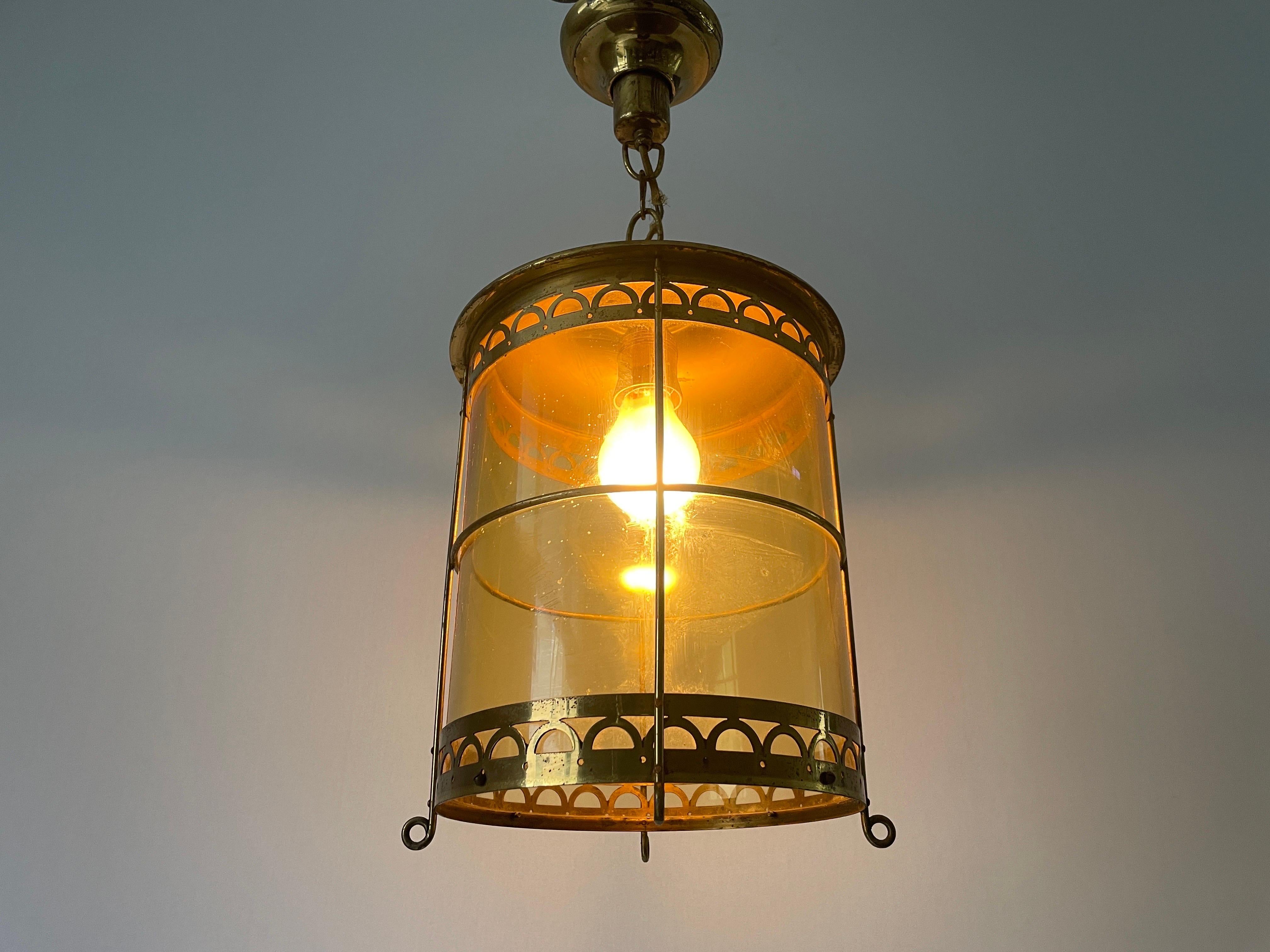 Plafonnier en forme de lanterne en verre jaune et laiton, années 1950, France en vente 5