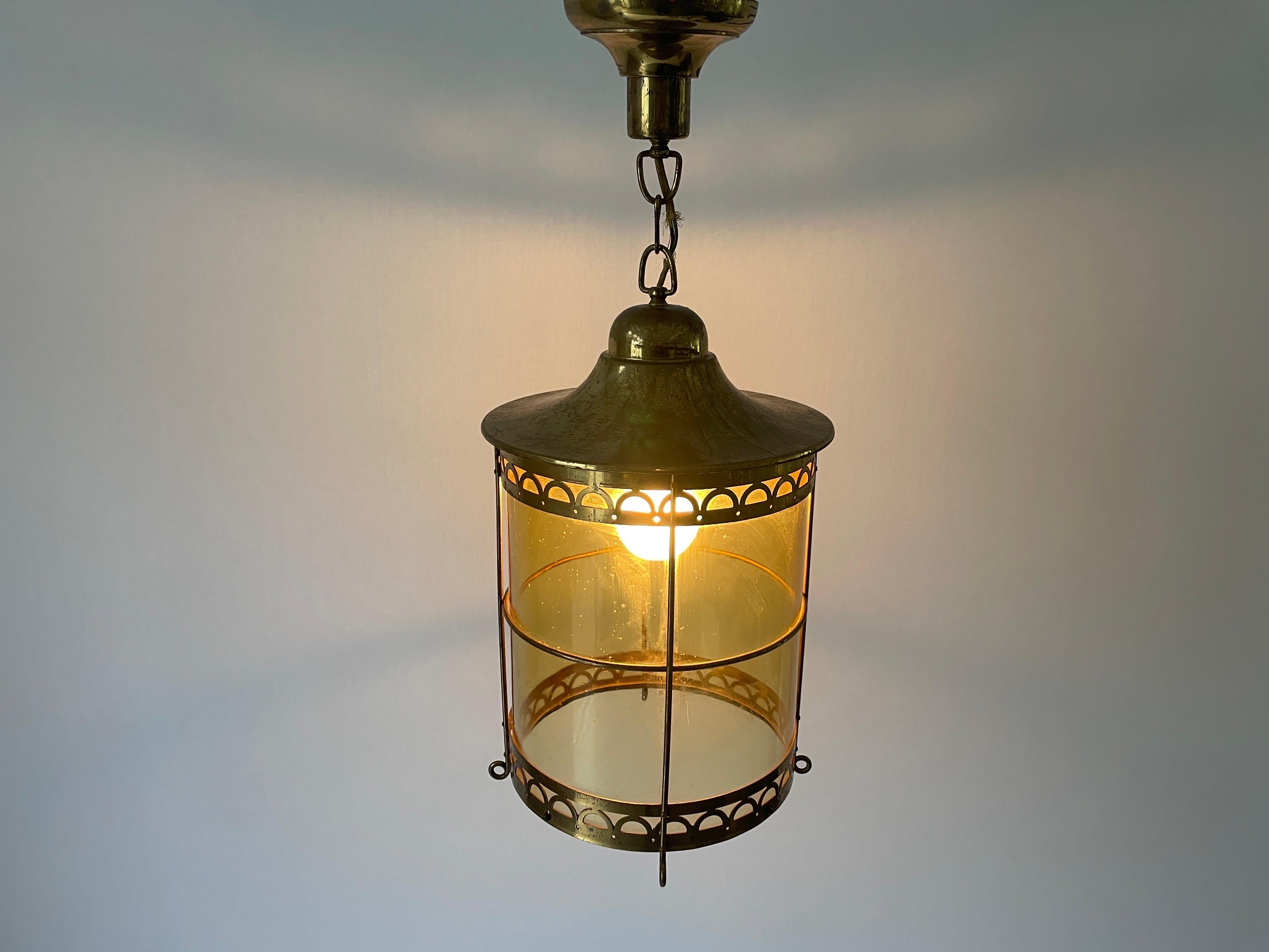 Plafonnier en forme de lanterne en verre jaune et laiton, années 1950, France en vente 6