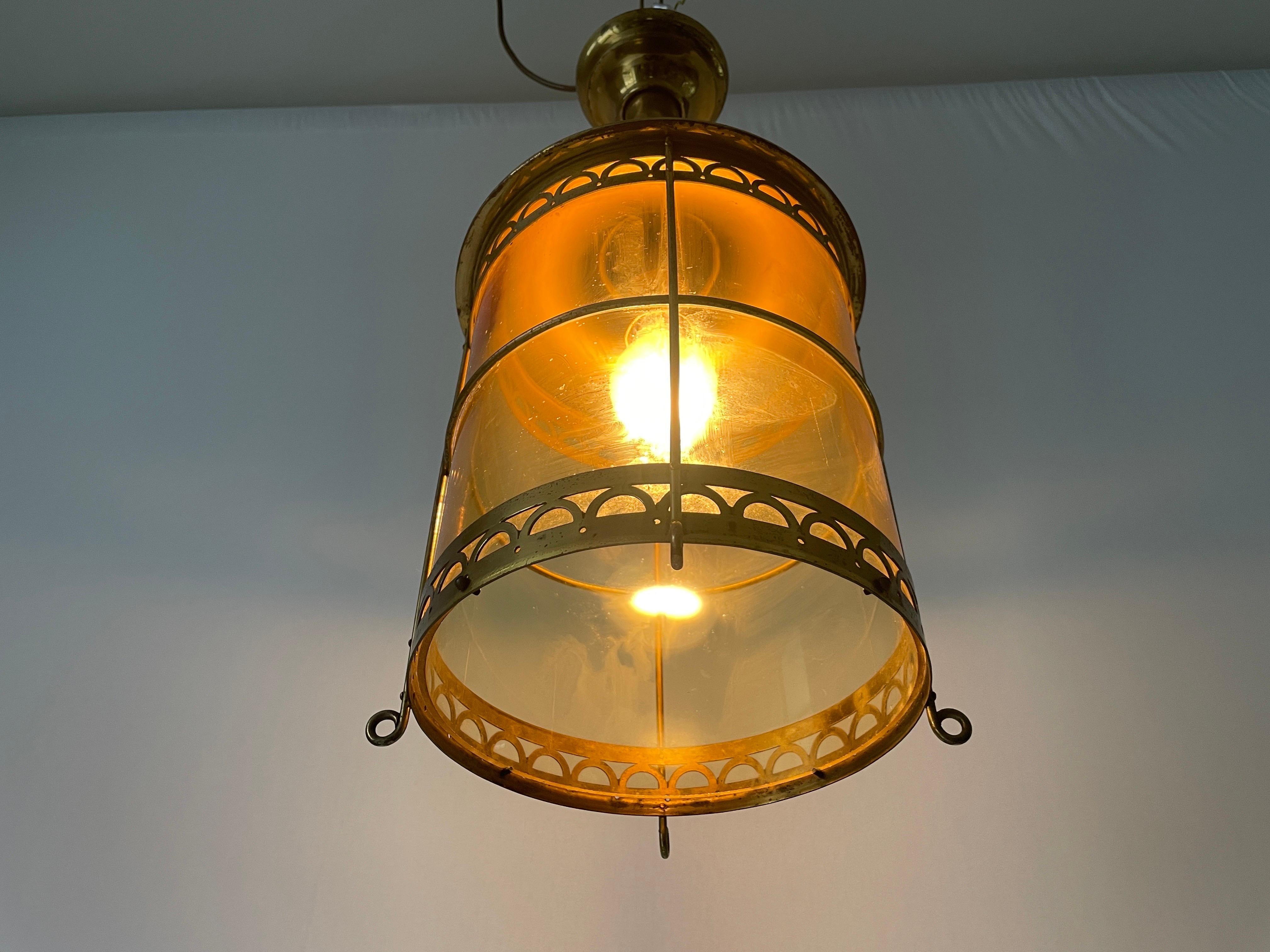 Plafonnier en forme de lanterne en verre jaune et laiton, années 1950, France en vente 7