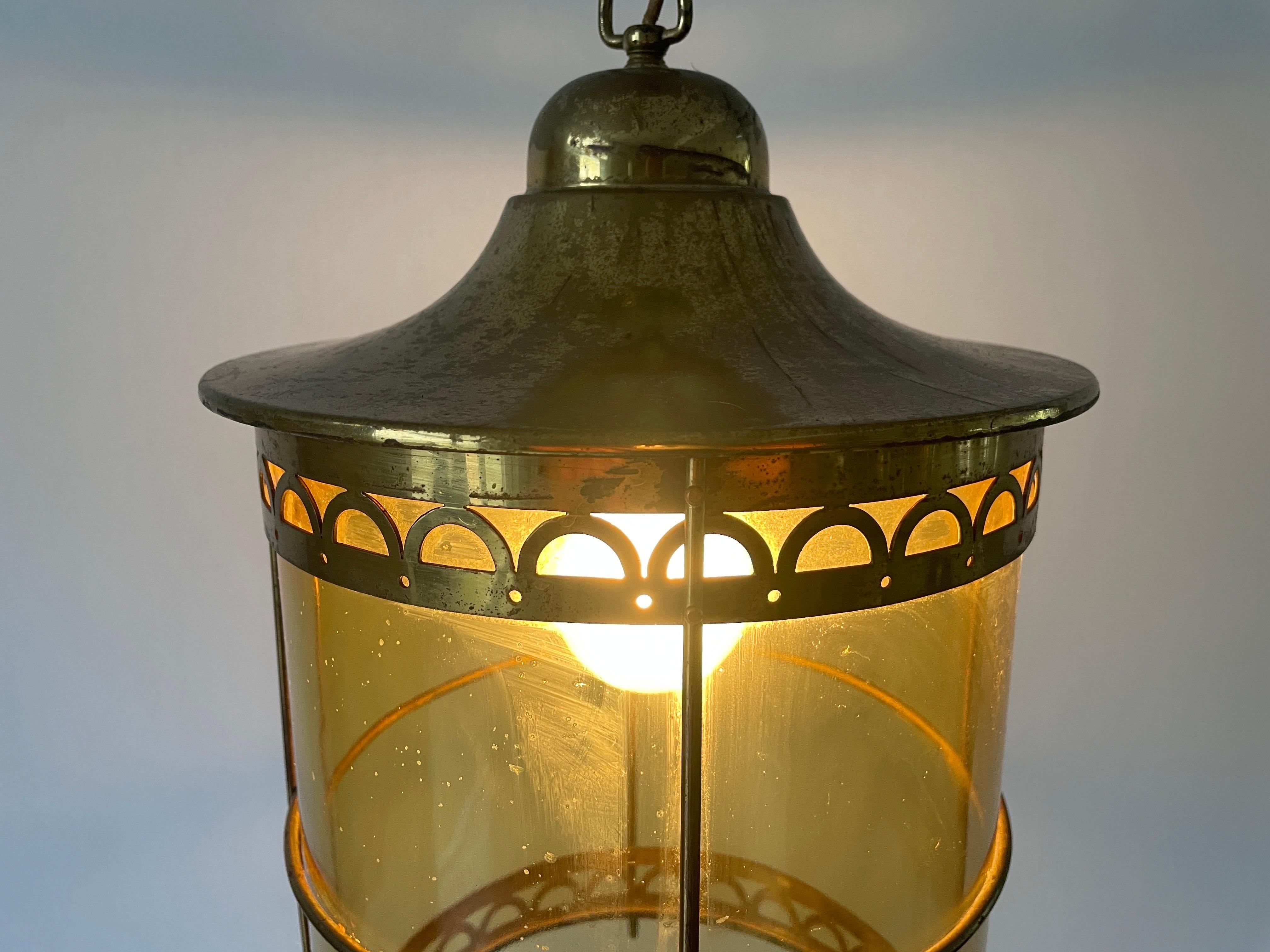 Plafonnier en forme de lanterne en verre jaune et laiton, années 1950, France en vente 8