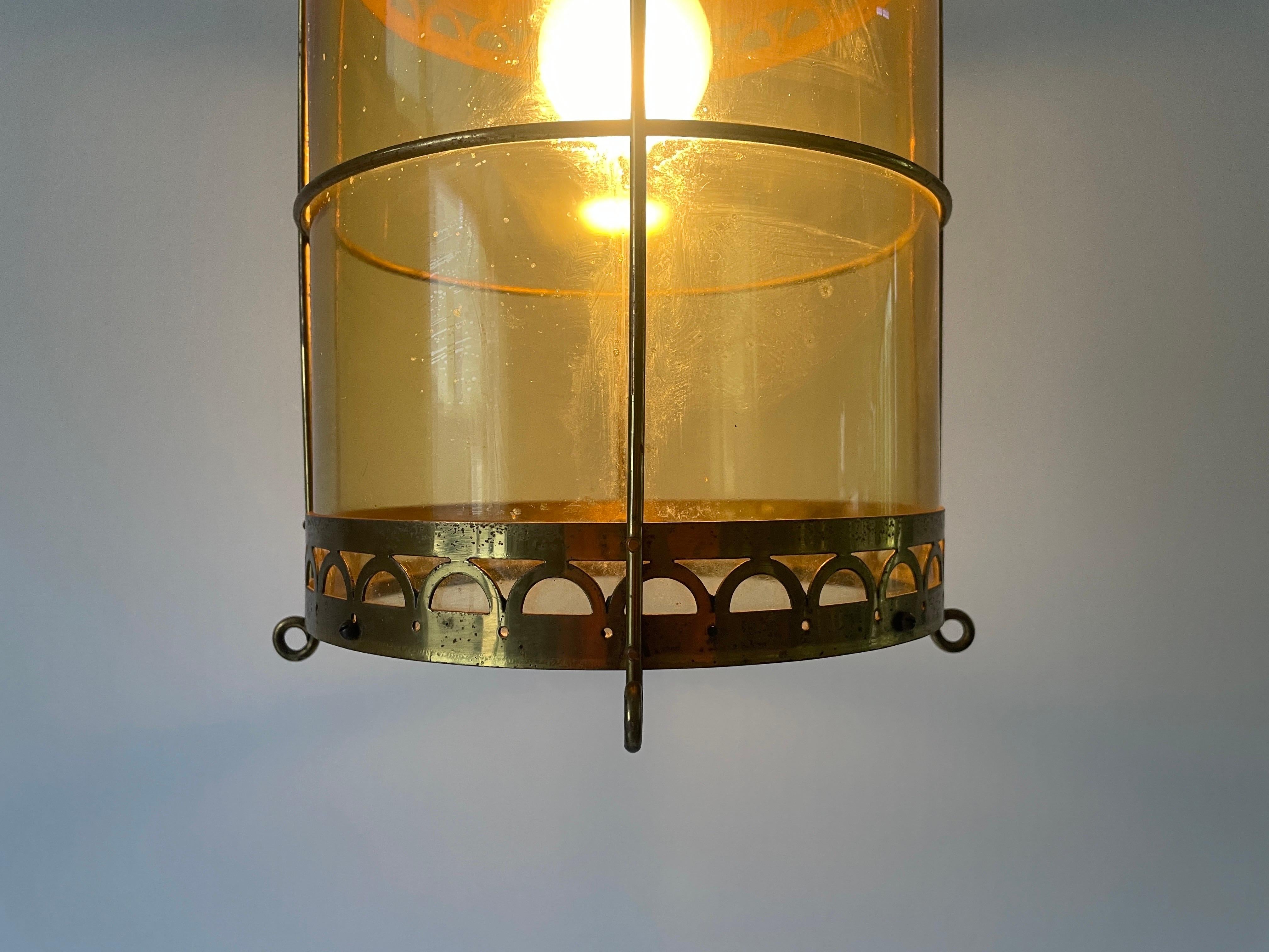 Plafonnier en forme de lanterne en verre jaune et laiton, années 1950, France en vente 9