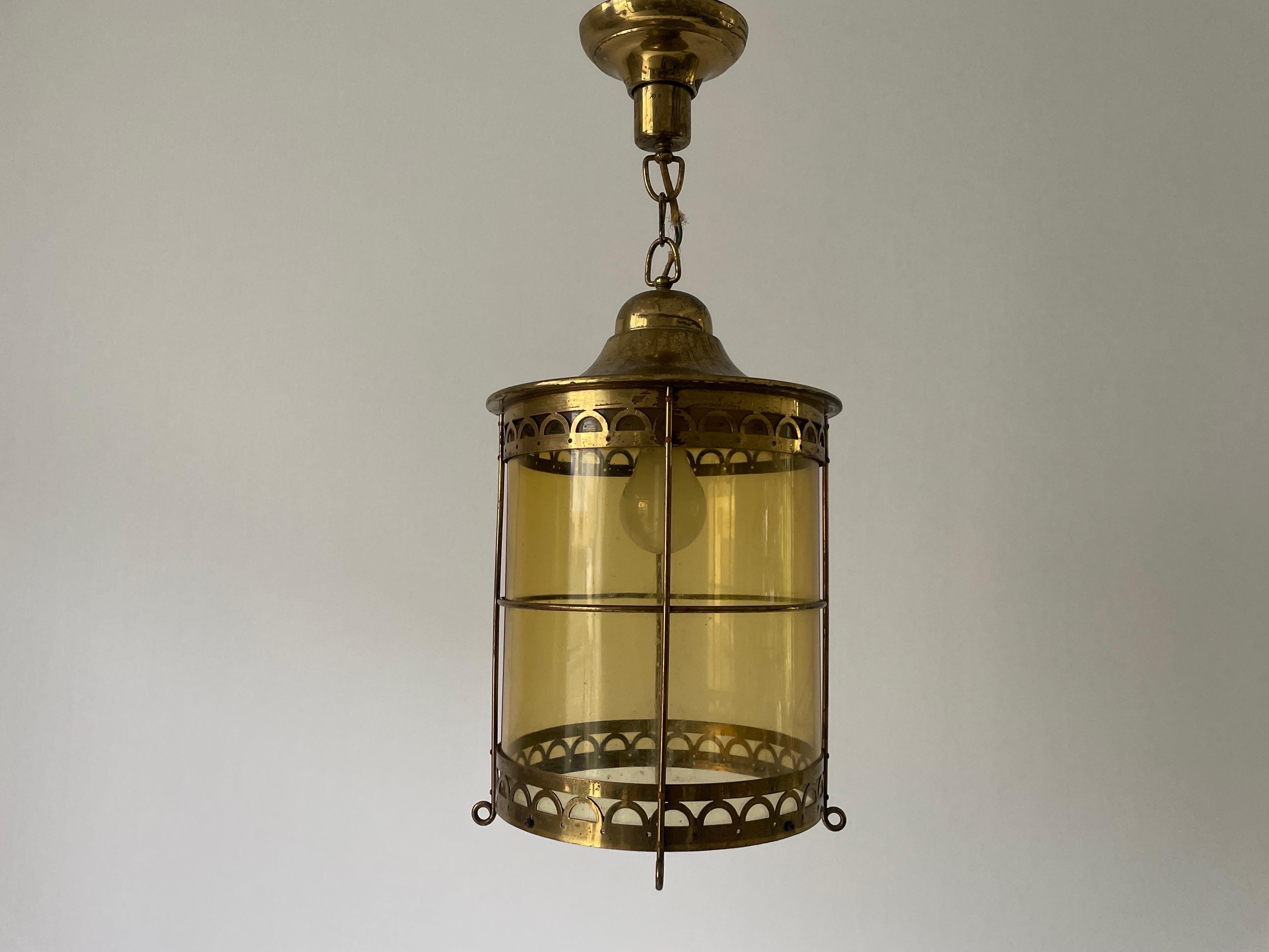 Plafonnier en forme de lanterne en verre jaune et laiton, années 1950, France

L'abat-jour est en très bon état vintage.

Cette lampe fonctionne avec des ampoules E27. 
Câblé et adapté à une utilisation avec 220V et 110V pour tous les pays.

Mesures