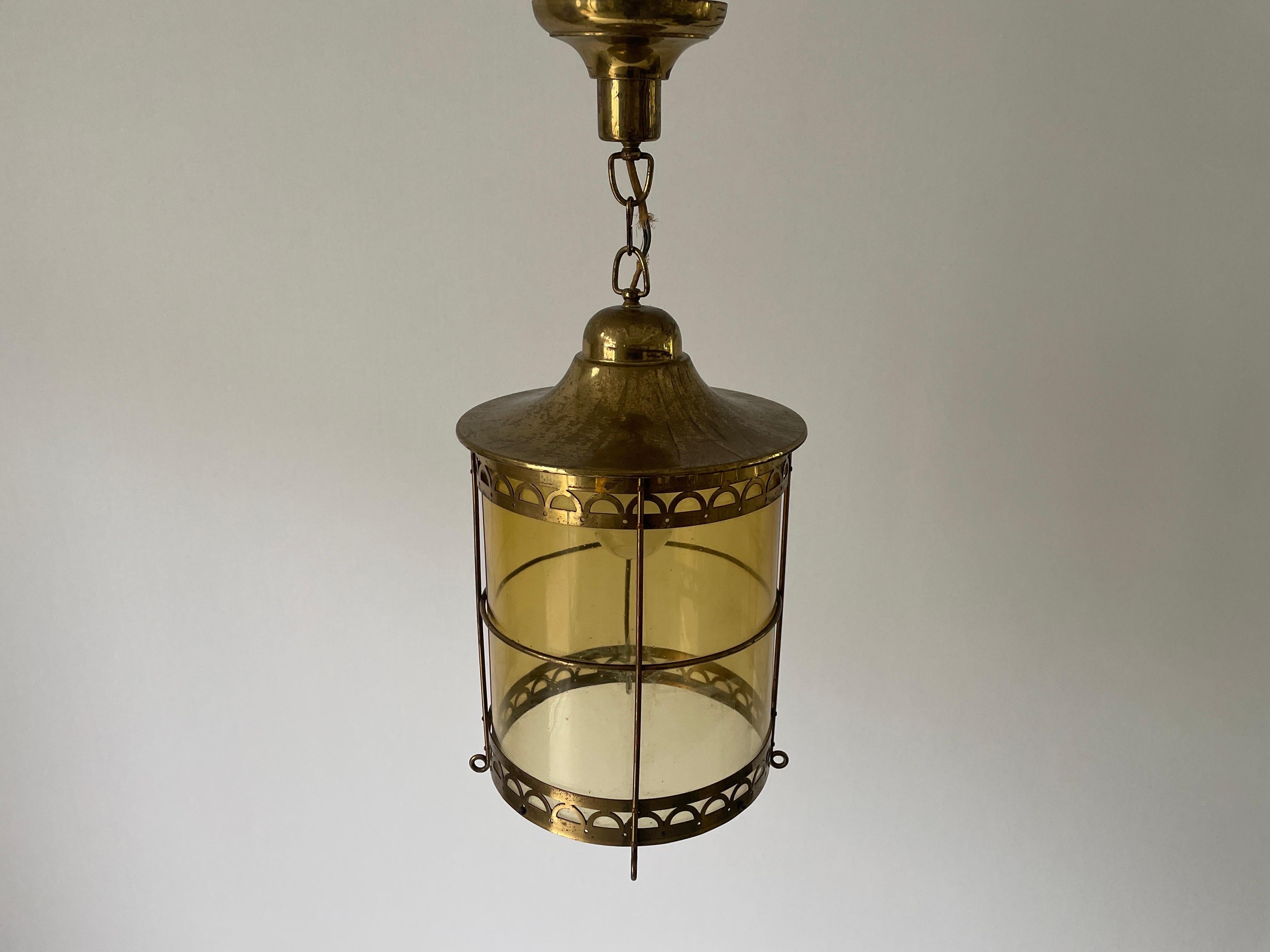 Mid-Century Modern Plafonnier en forme de lanterne en verre jaune et laiton, années 1950, France en vente