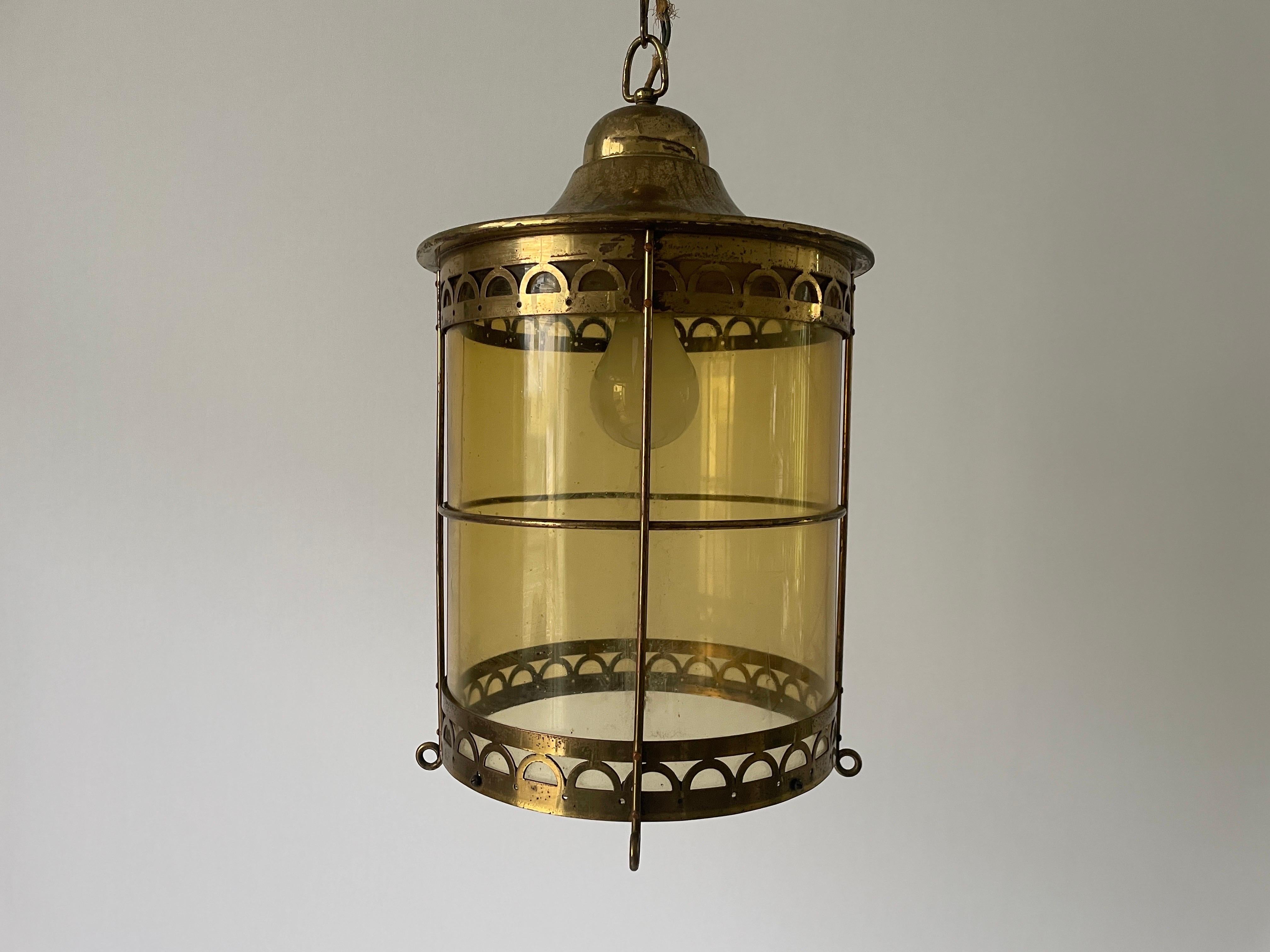 Français Plafonnier en forme de lanterne en verre jaune et laiton, années 1950, France en vente