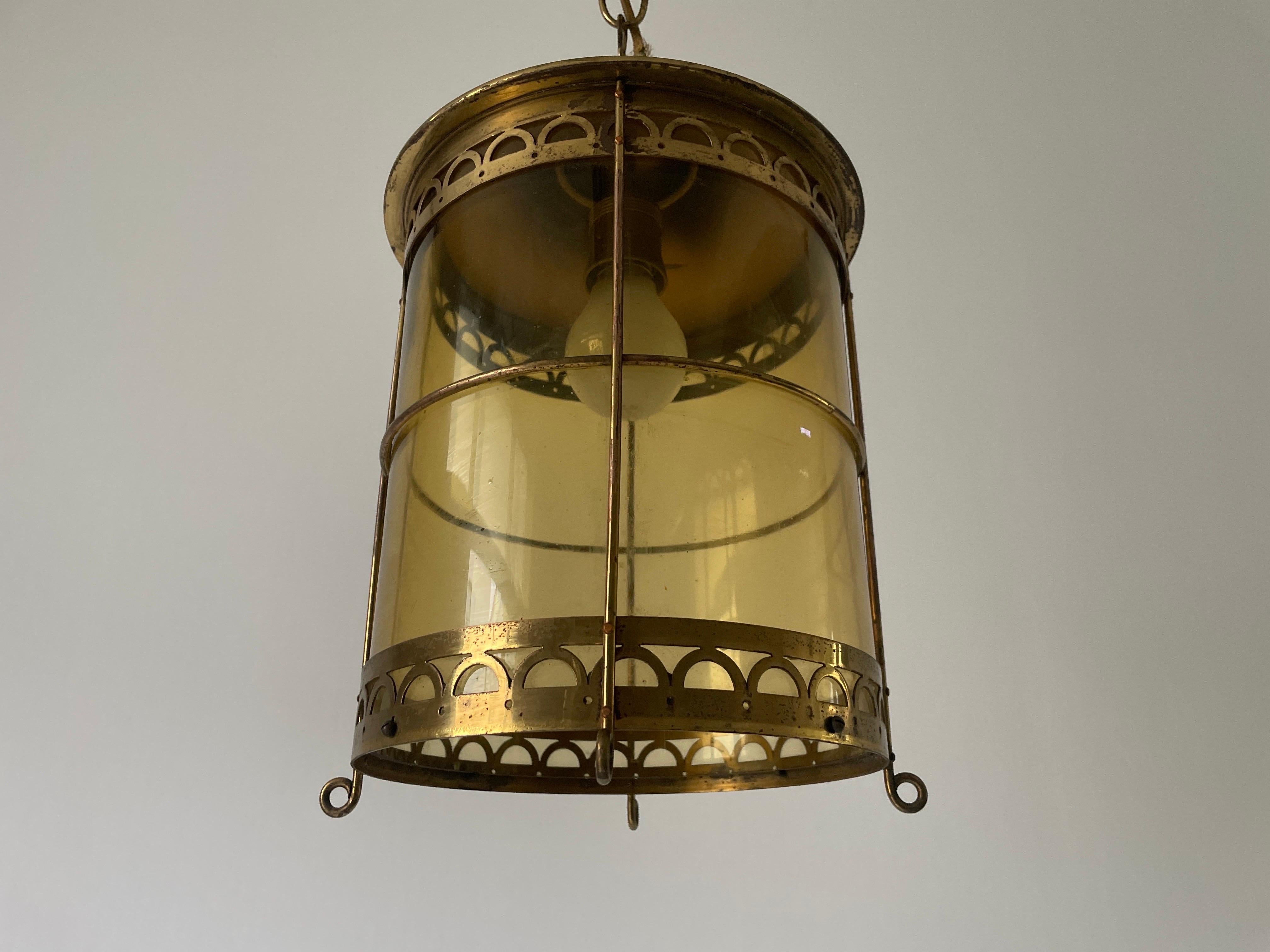 Plafonnier en forme de lanterne en verre jaune et laiton, années 1950, France Excellent état - En vente à Hagenbach, DE