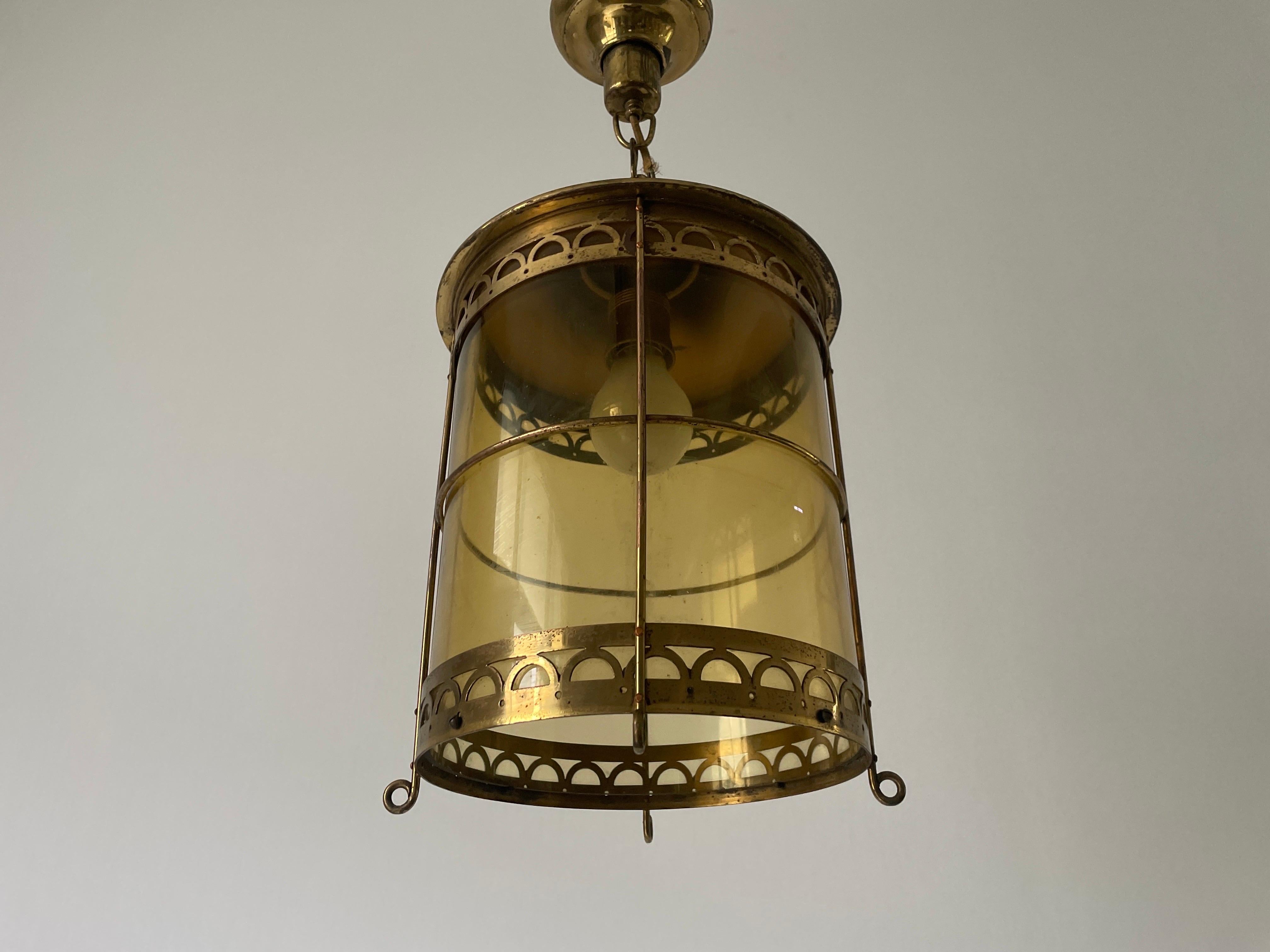 Milieu du XXe siècle Plafonnier en forme de lanterne en verre jaune et laiton, années 1950, France en vente