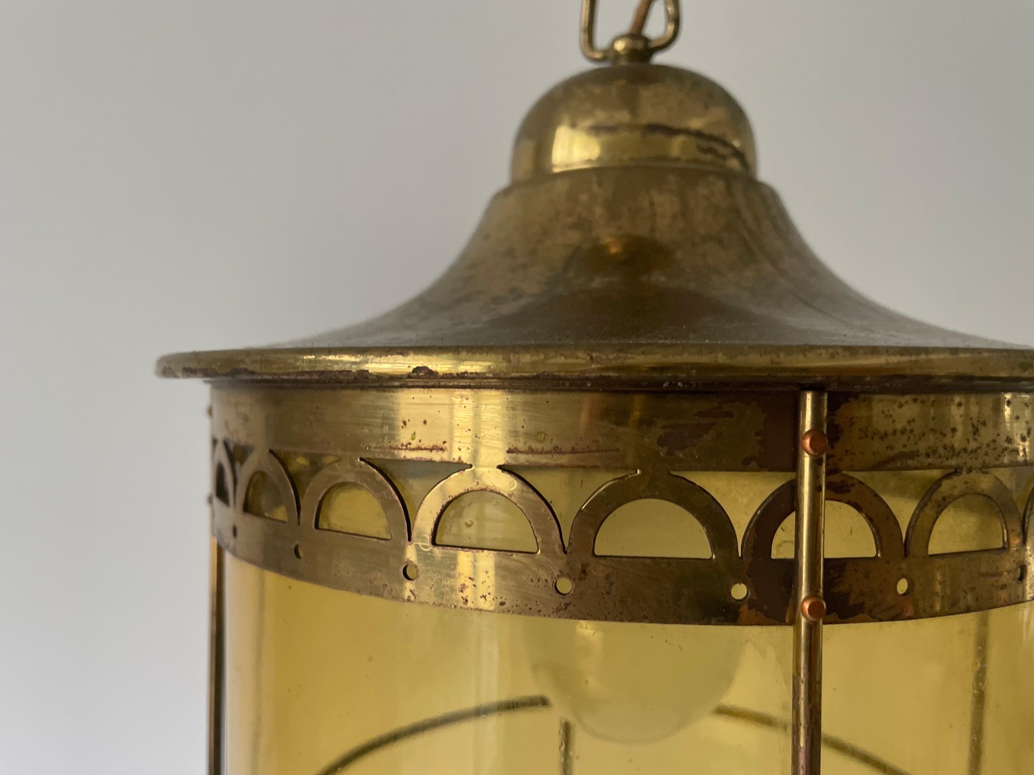 Laiton Plafonnier en forme de lanterne en verre jaune et laiton, années 1950, France en vente