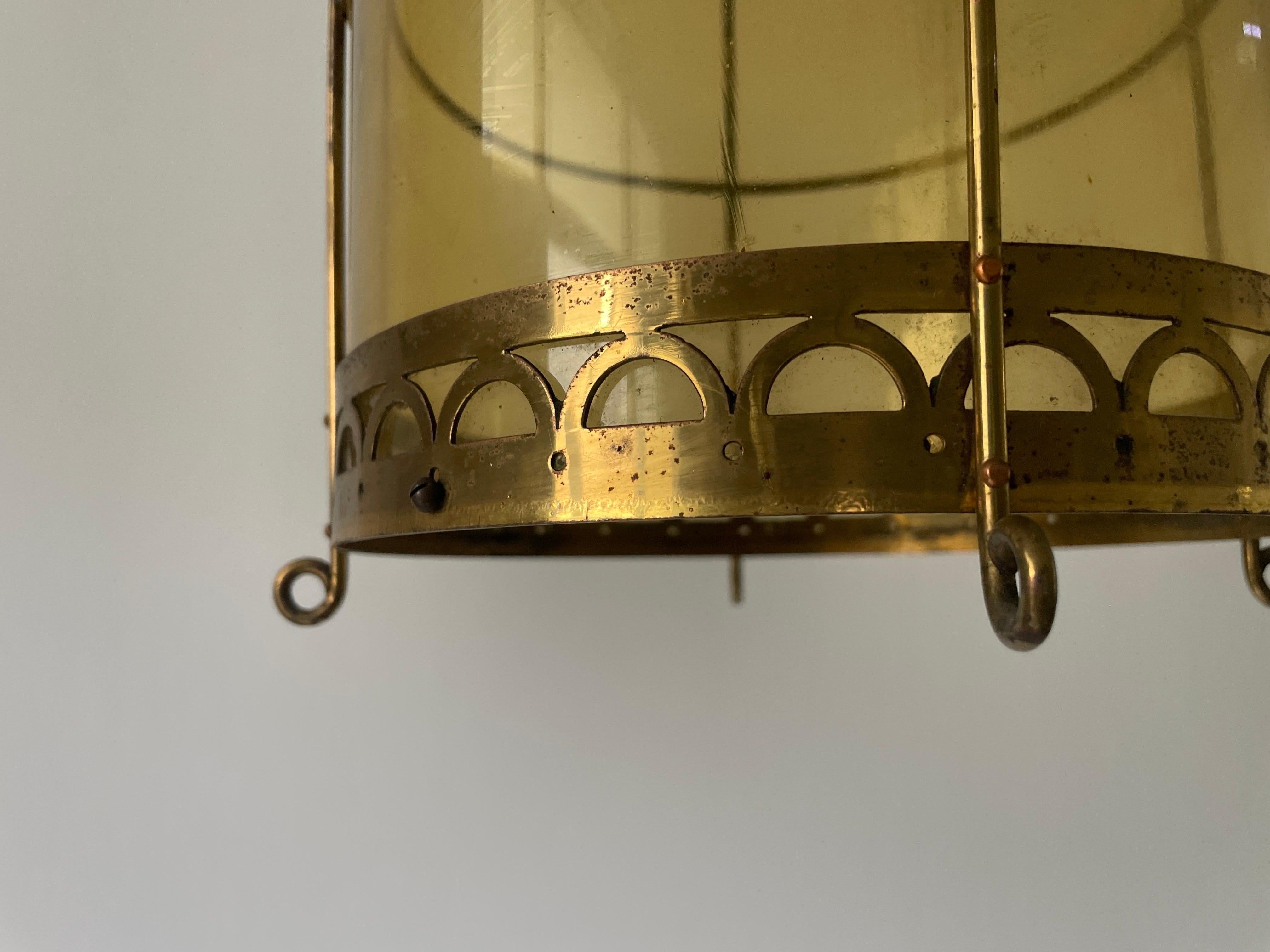 Plafonnier en forme de lanterne en verre jaune et laiton, années 1950, France en vente 1