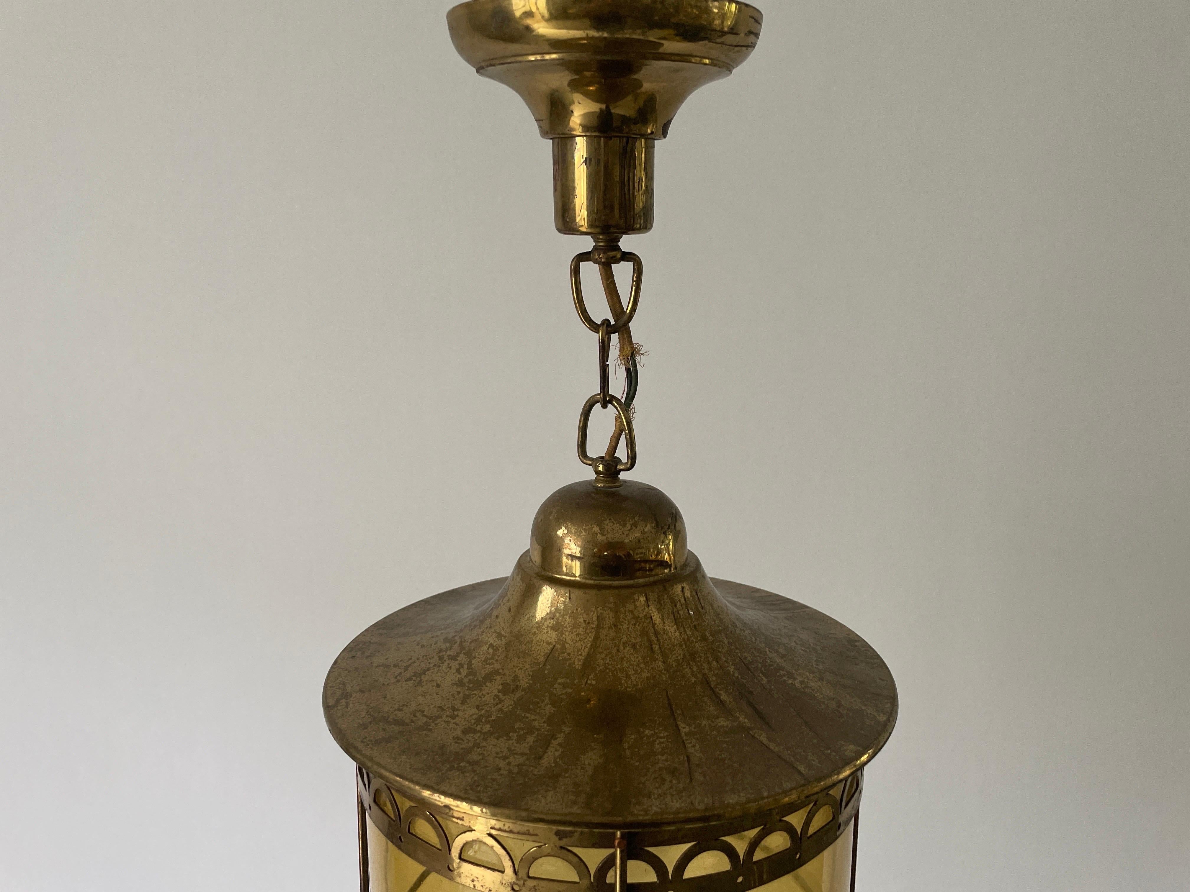 Plafonnier en forme de lanterne en verre jaune et laiton, années 1950, France en vente 2