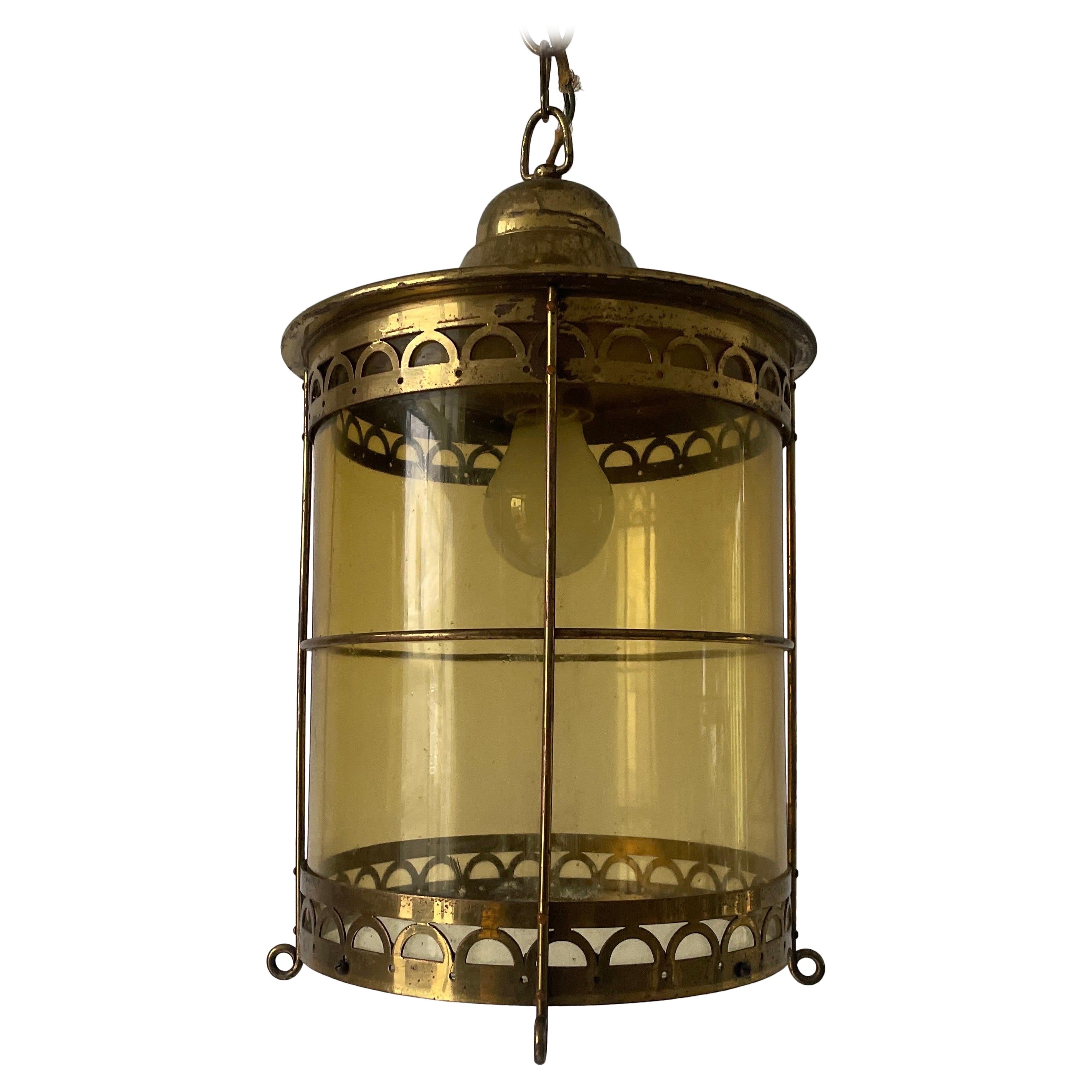 Lampada da soffitto a forma di lanterna in vetro giallo e ottone, anni '50, Francia