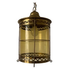 Lampada da soffitto a forma di lanterna in vetro giallo e ottone, anni '50, Francia