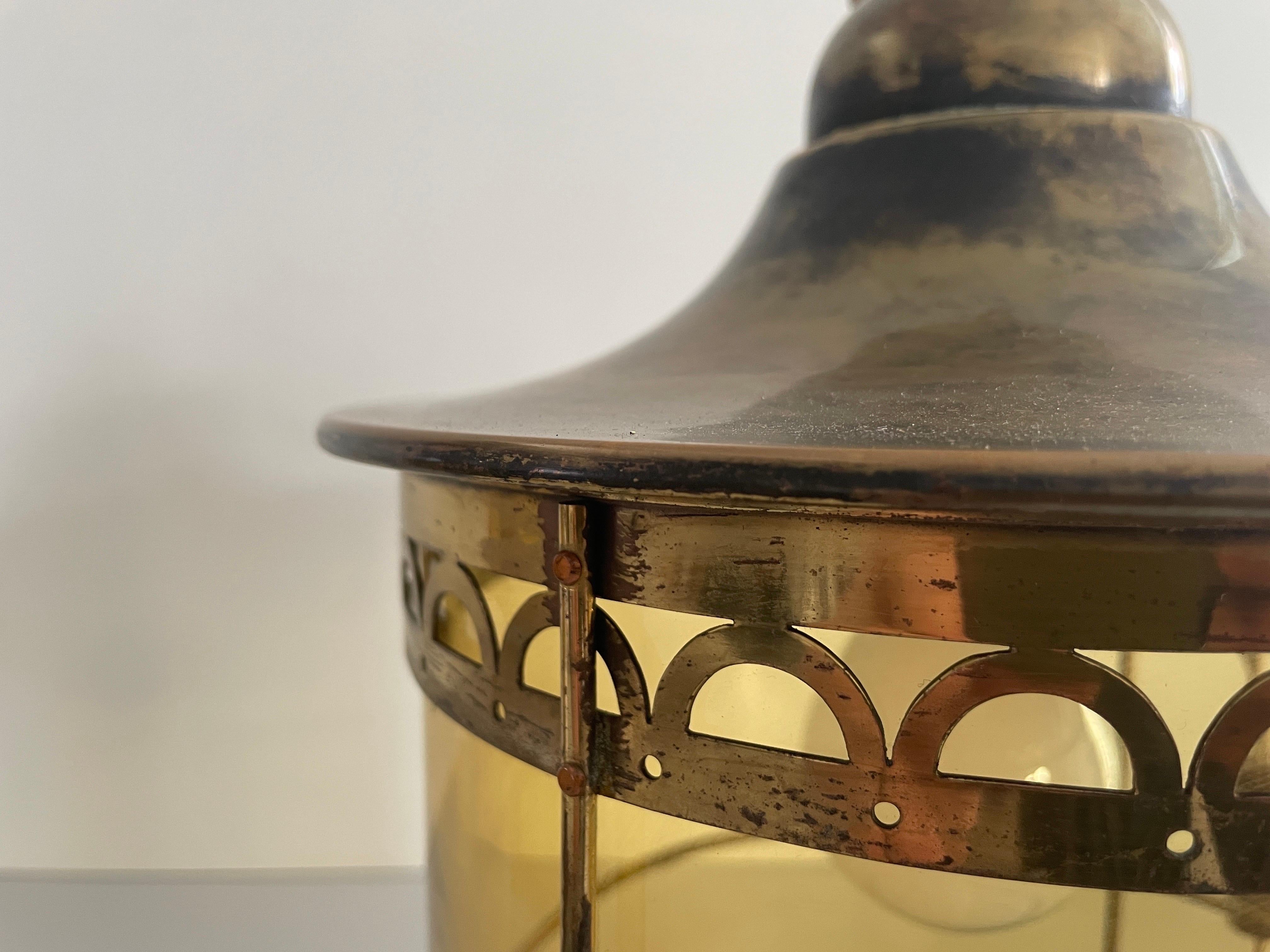 Paire de lampes de table en forme de lanterne en verre jaune et laiton, années 1950, France en vente 3