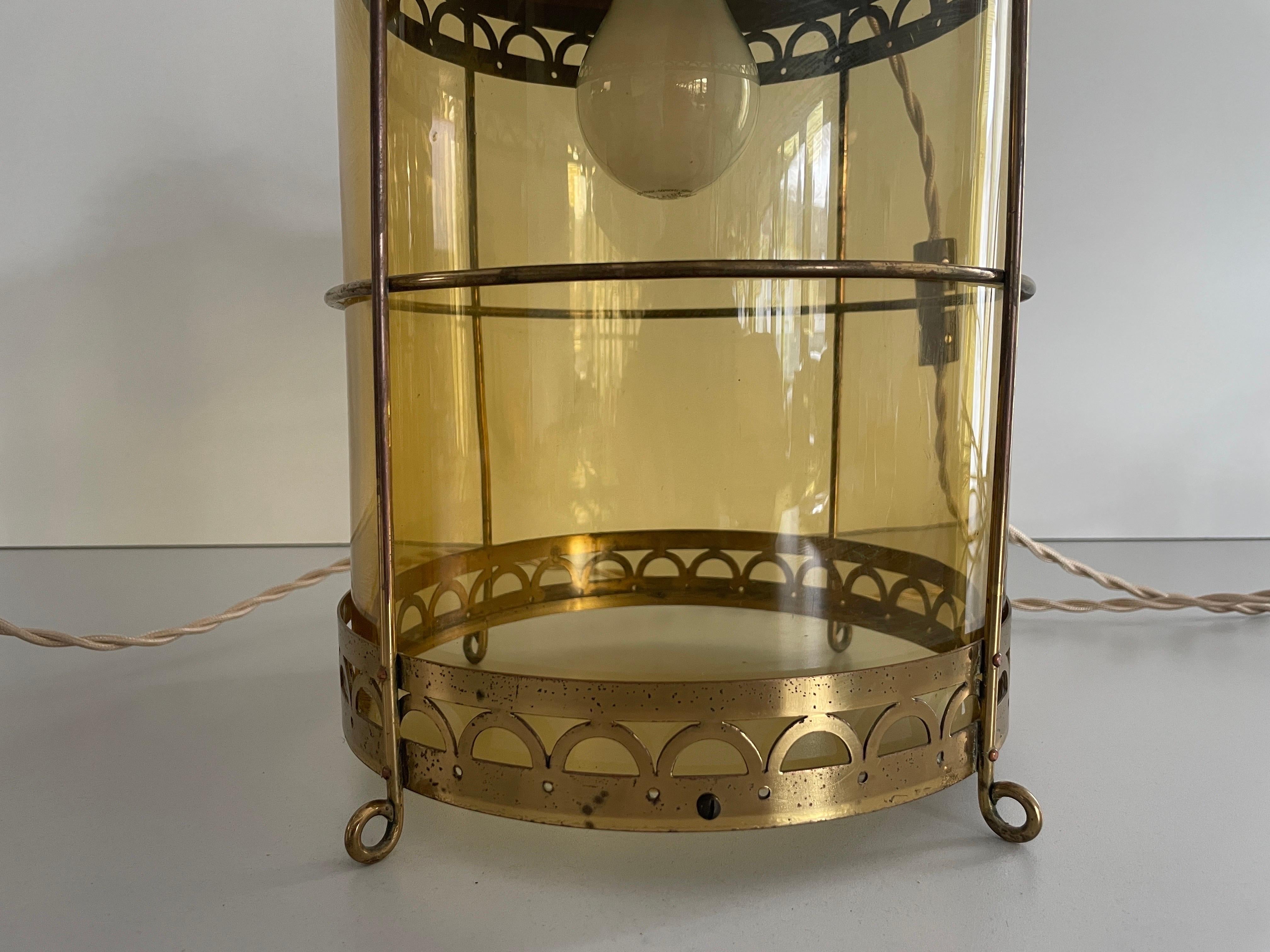 Paire de lampes de table en forme de lanterne en verre jaune et laiton, années 1950, France en vente 4