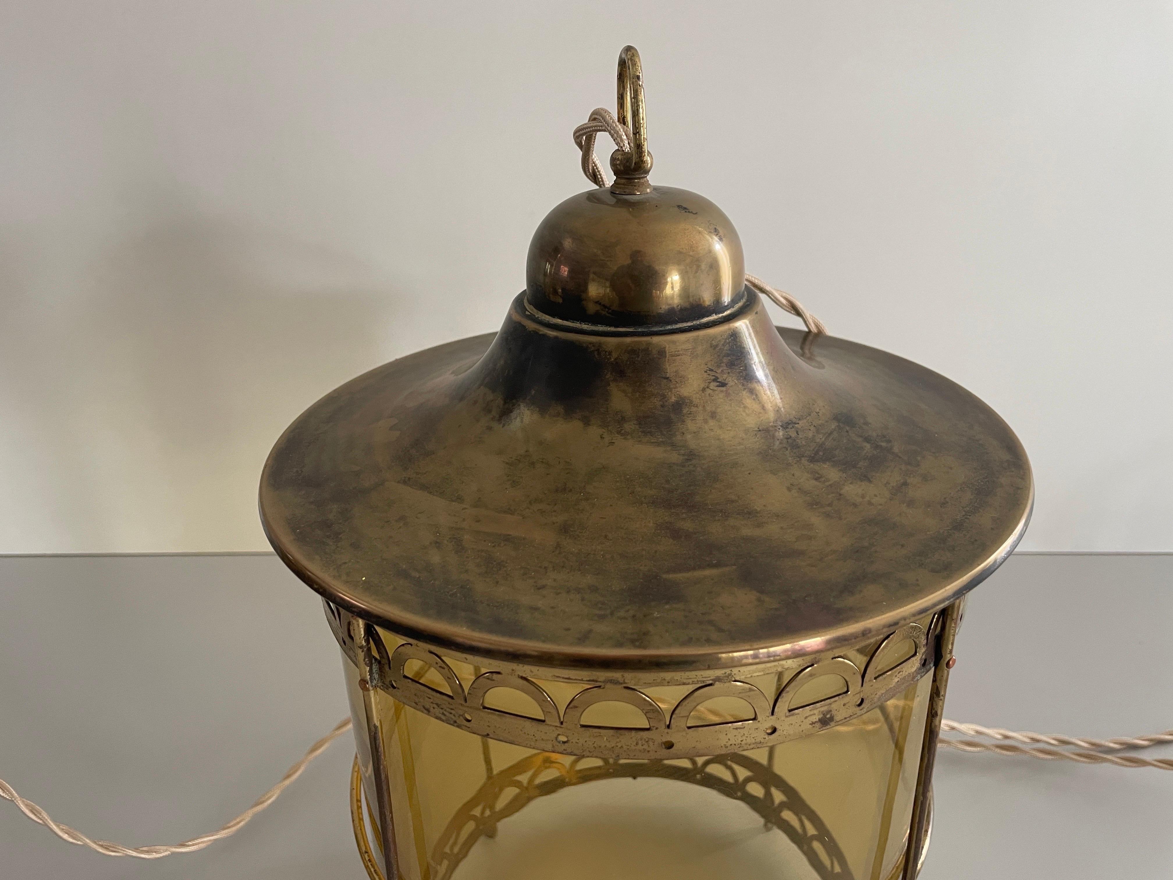 Paire de lampes de table en forme de lanterne en verre jaune et laiton, années 1950, France en vente 5
