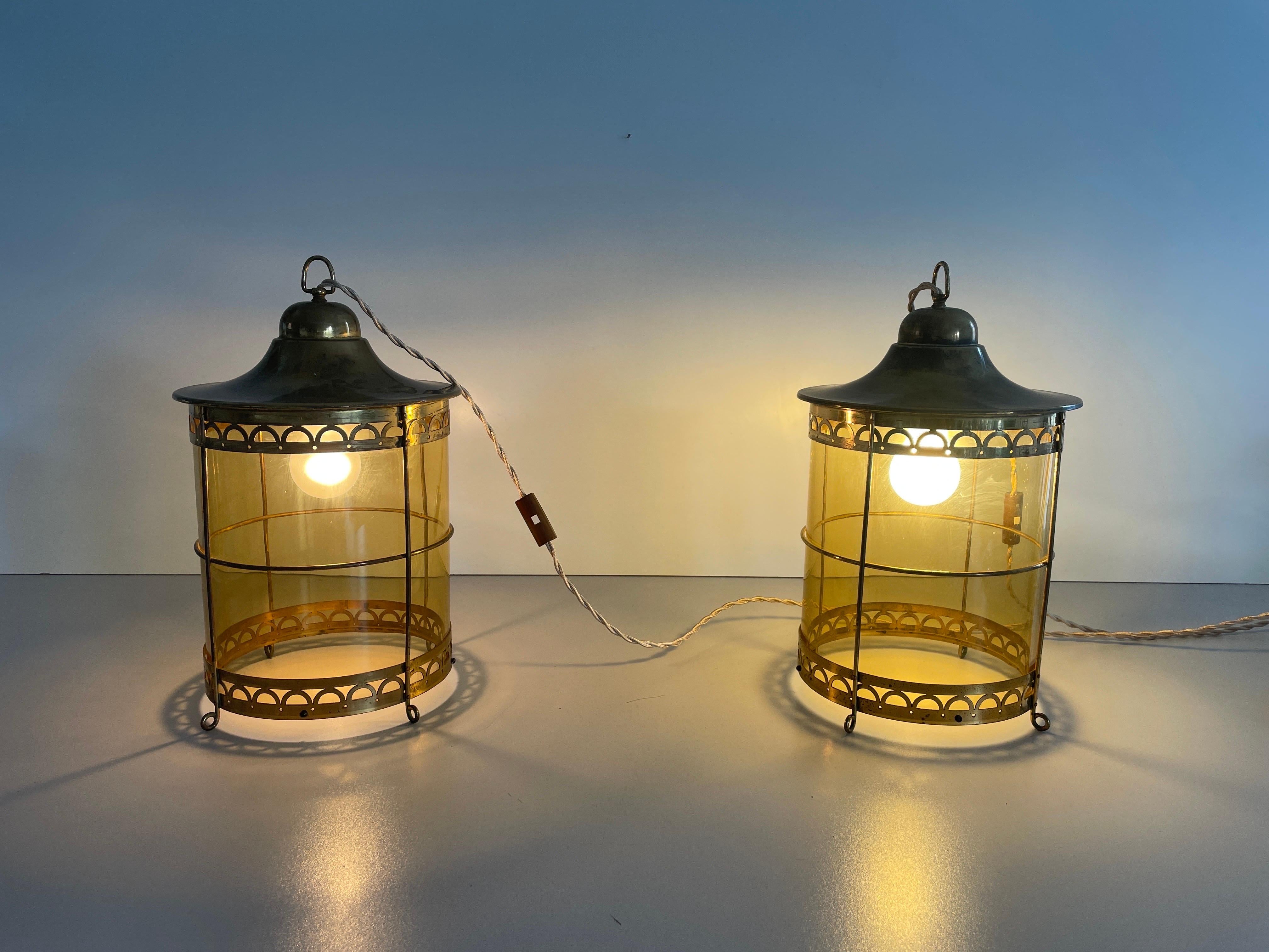 Paire de lampes de table en forme de lanterne en verre jaune et laiton, années 1950, France en vente 7