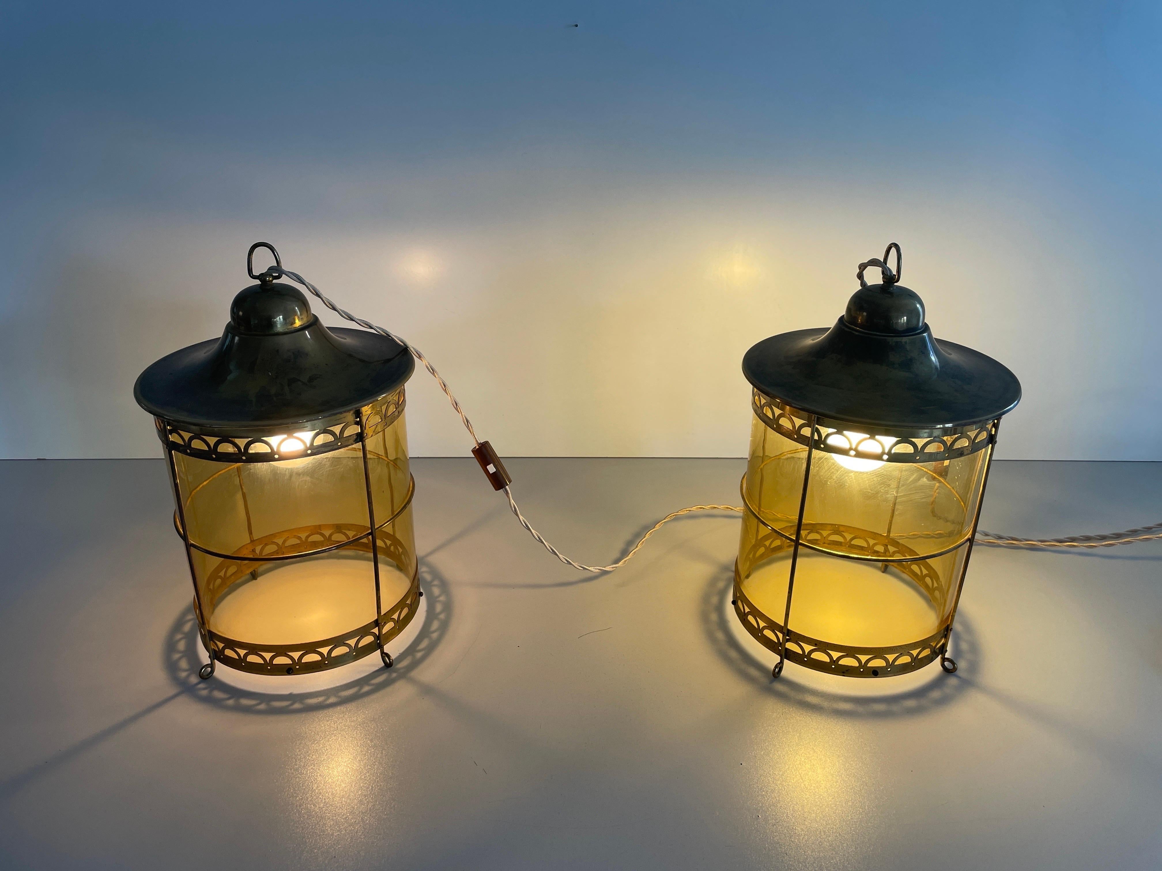 Paire de lampes de table en forme de lanterne en verre jaune et laiton, années 1950, France en vente 8