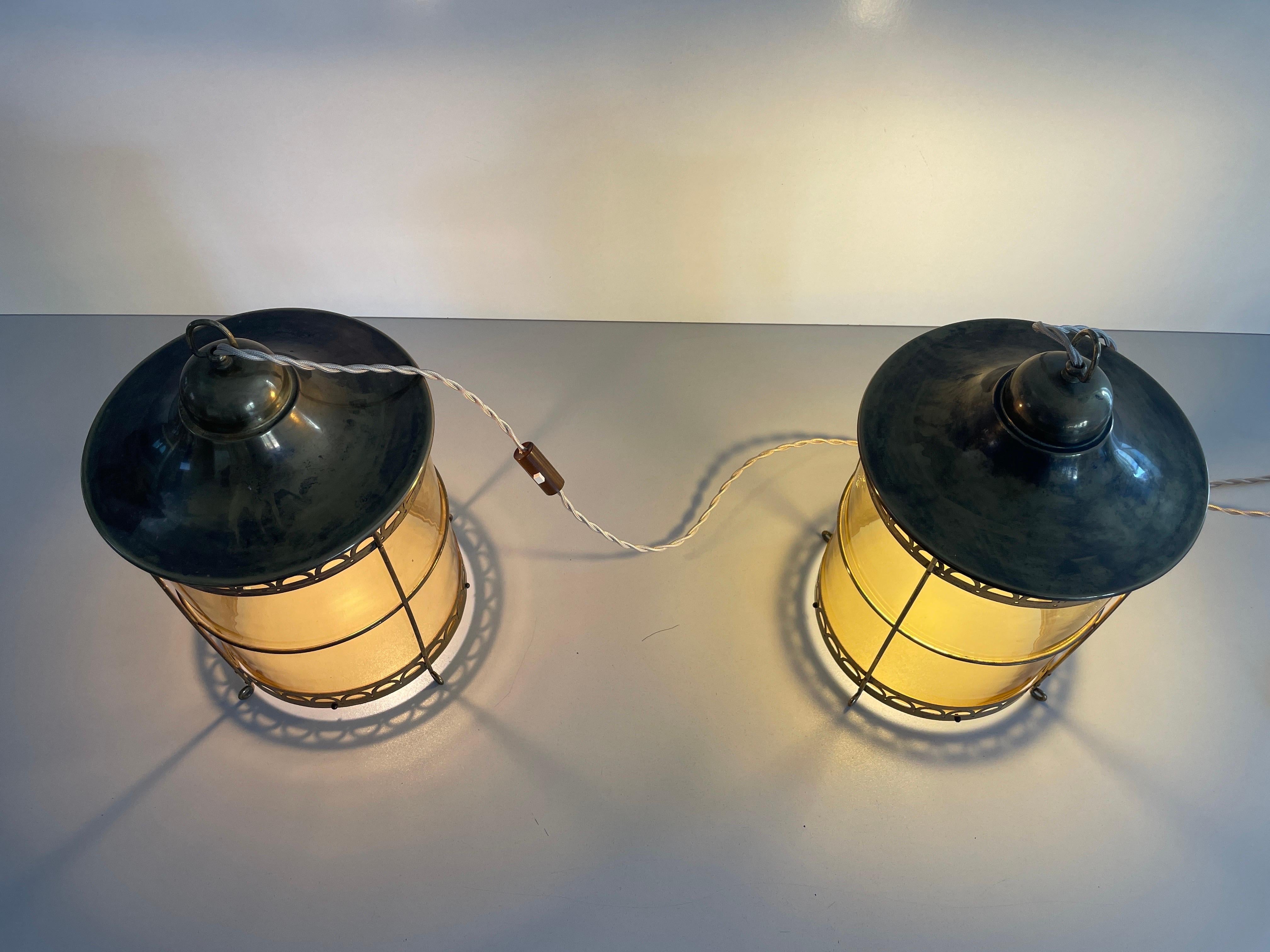 Paire de lampes de table en forme de lanterne en verre jaune et laiton, années 1950, France en vente 9