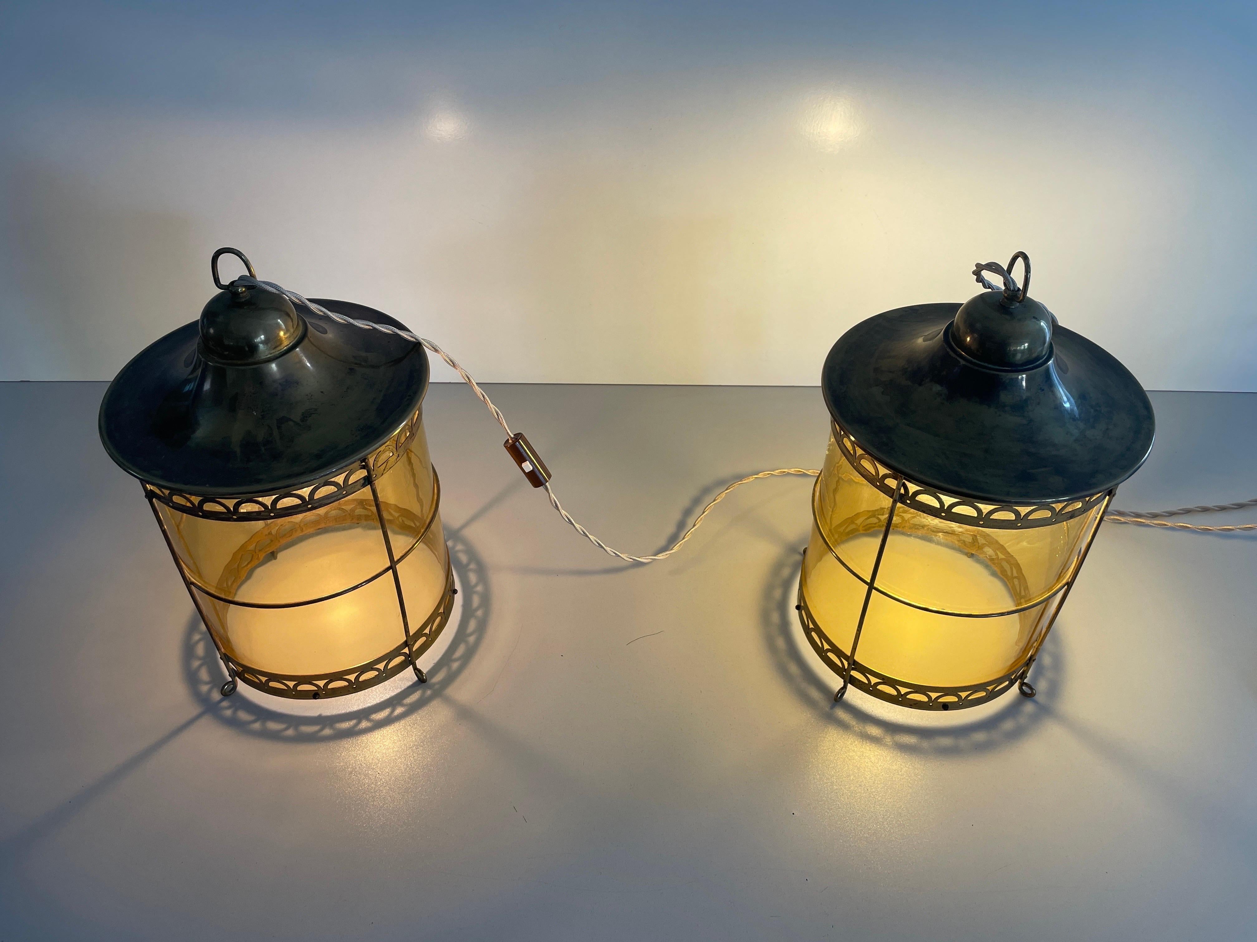 Paire de lampes de table en forme de lanterne en verre jaune et laiton, années 1950, France en vente 10