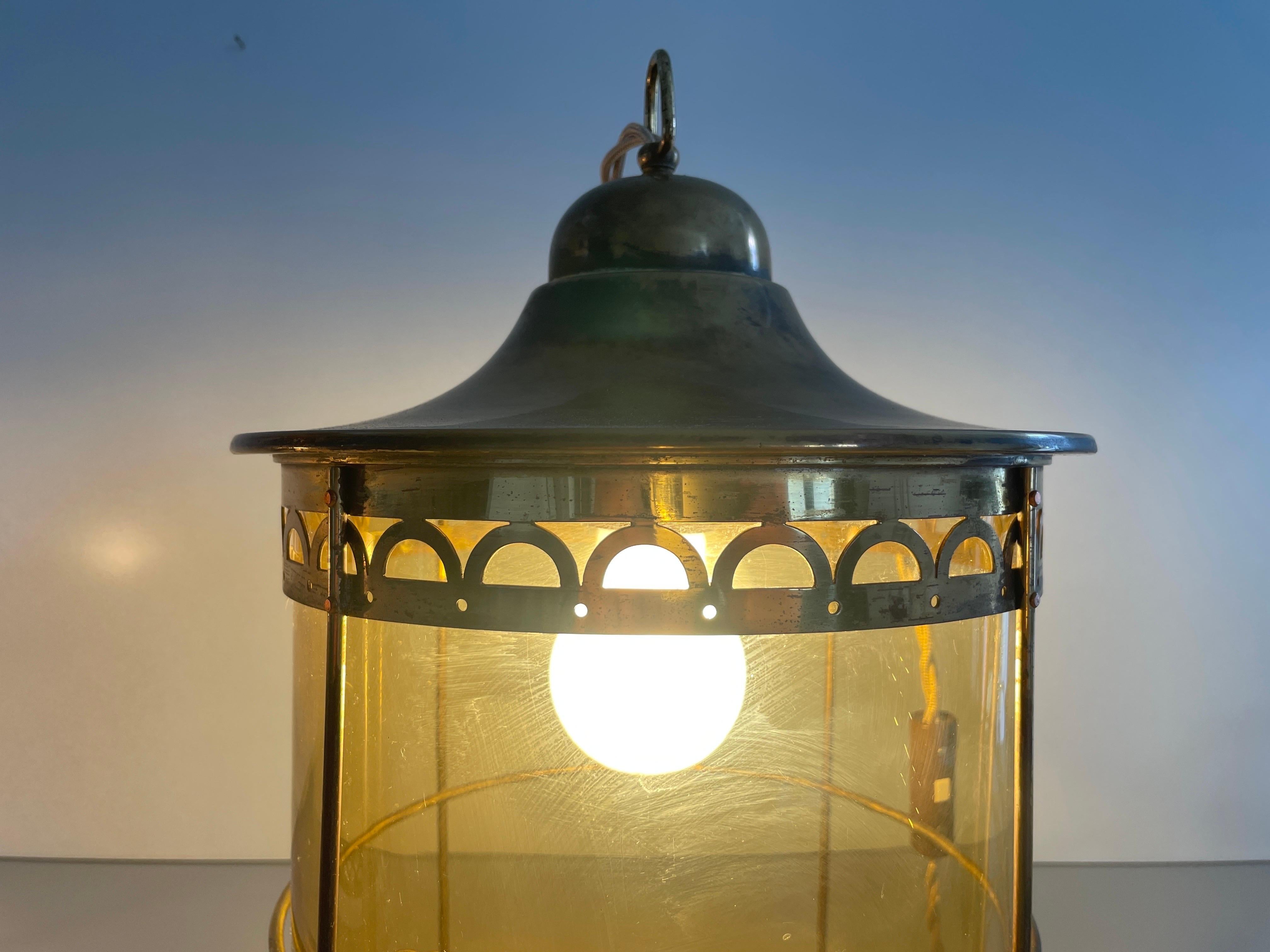 Paire de lampes de table en forme de lanterne en verre jaune et laiton, années 1950, France en vente 11