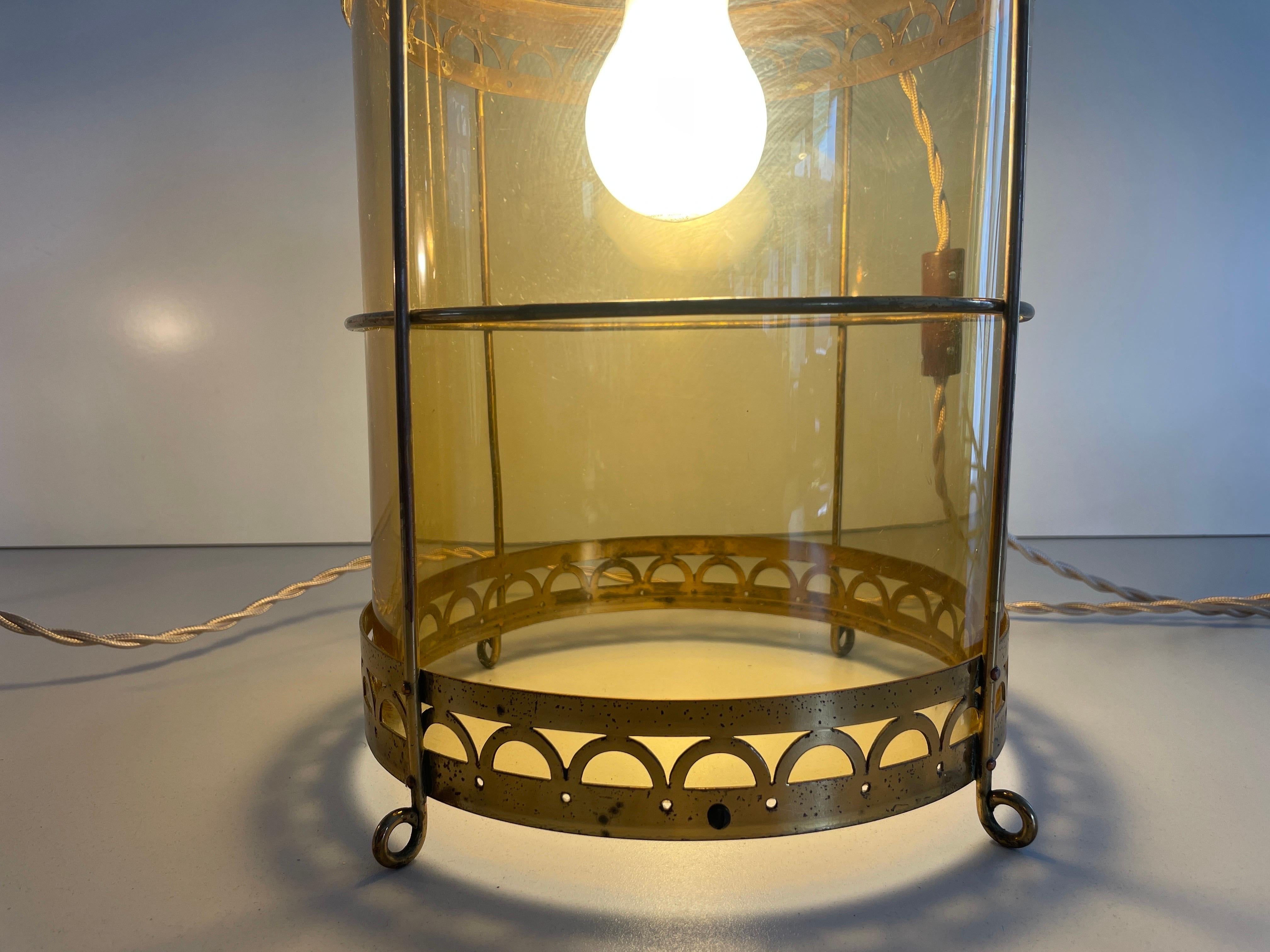 Paire de lampes de table en forme de lanterne en verre jaune et laiton, années 1950, France en vente 12