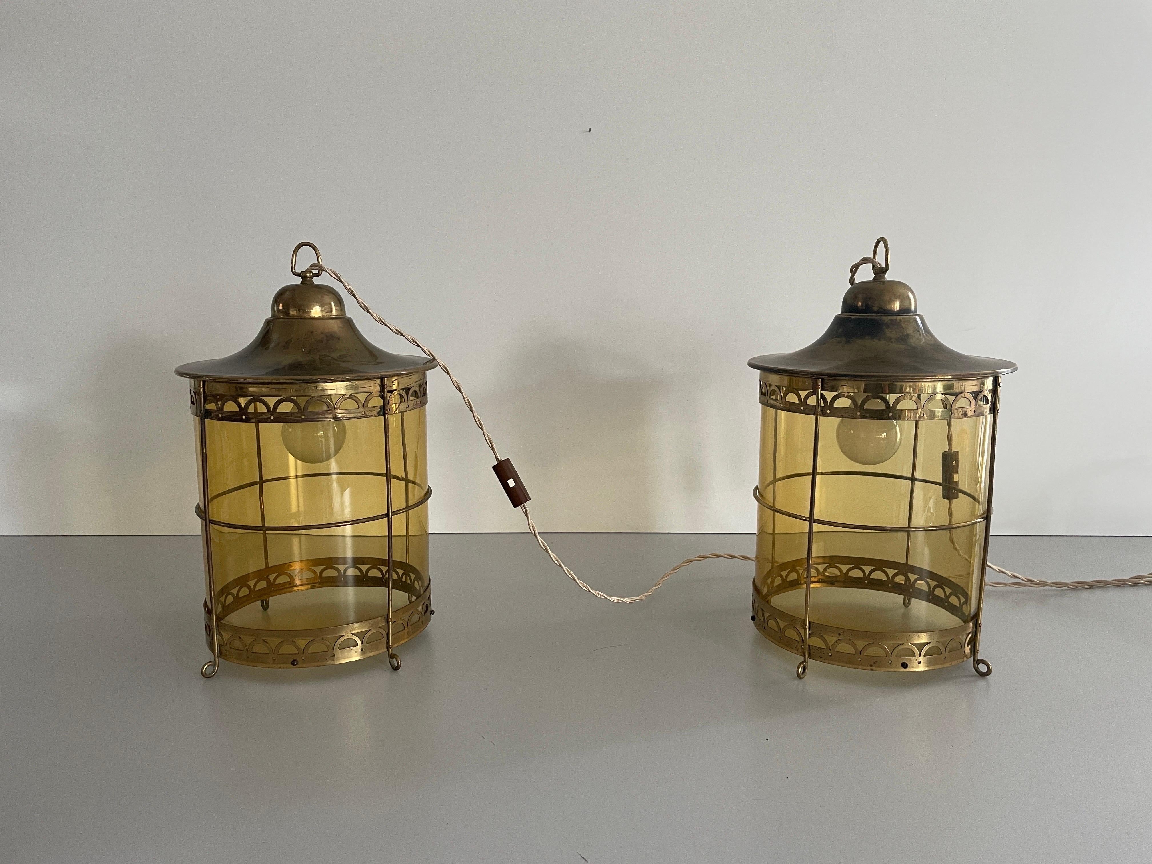 Paire de lampes de table en forme de lanterne en verre jaune et laiton, années 1950, France

Les abat-jour sont en très bon état vintage.

Cette lampe fonctionne avec des ampoules E27. 
Câblé et adapté à une utilisation avec 220V et 110V pour tous