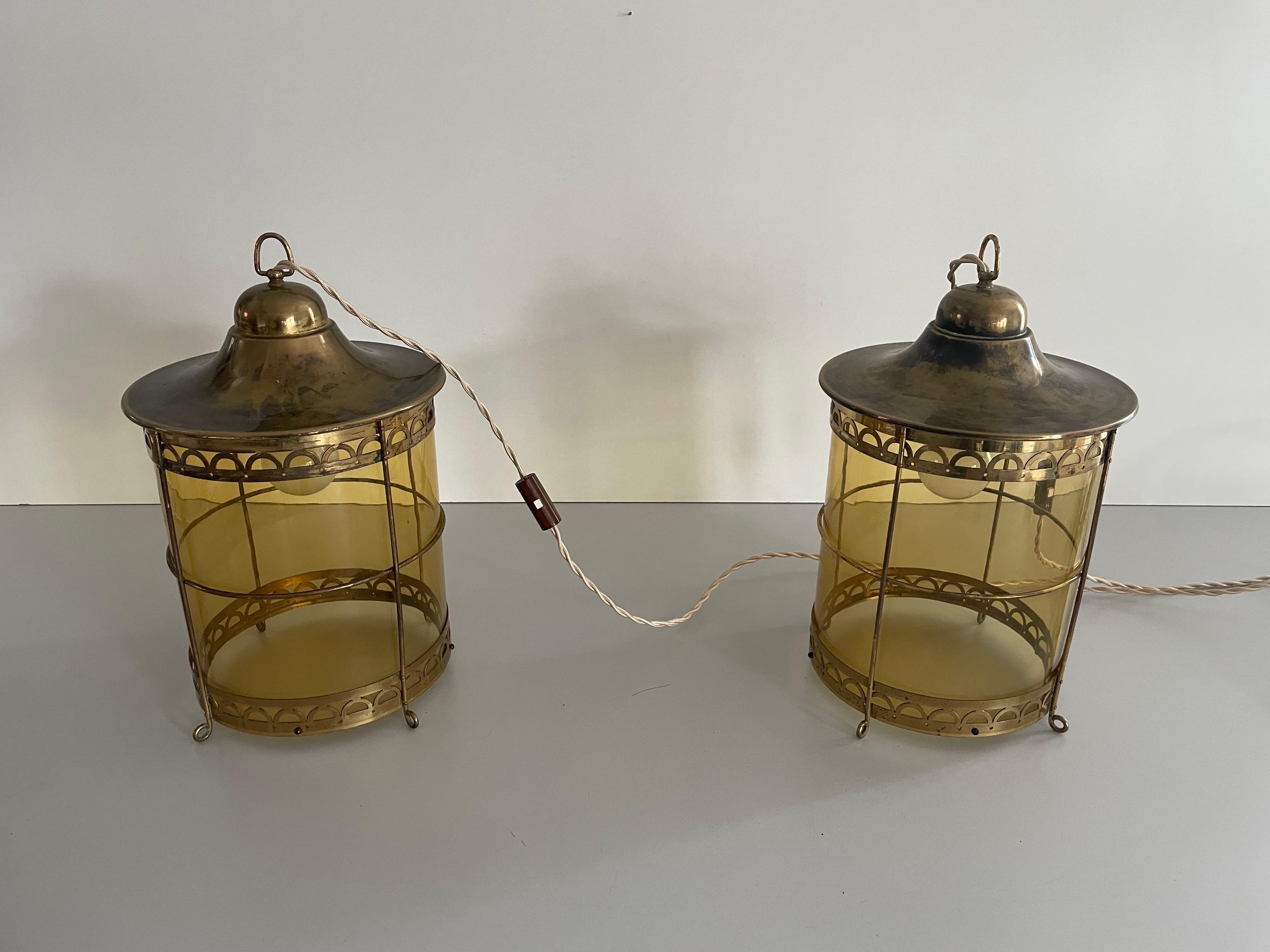 Mid-Century Modern Paire de lampes de table en forme de lanterne en verre jaune et laiton, années 1950, France en vente