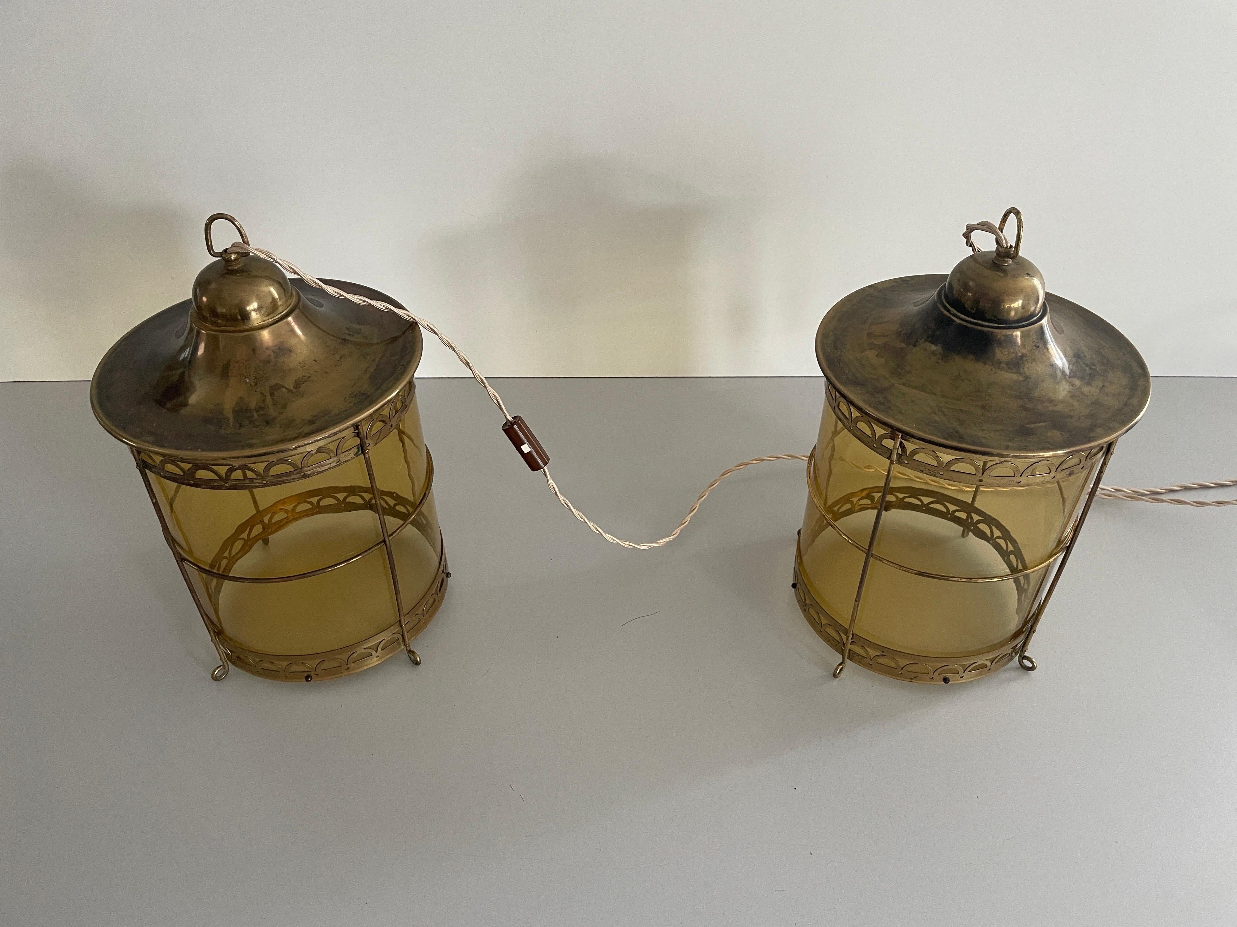 Français Paire de lampes de table en forme de lanterne en verre jaune et laiton, années 1950, France en vente