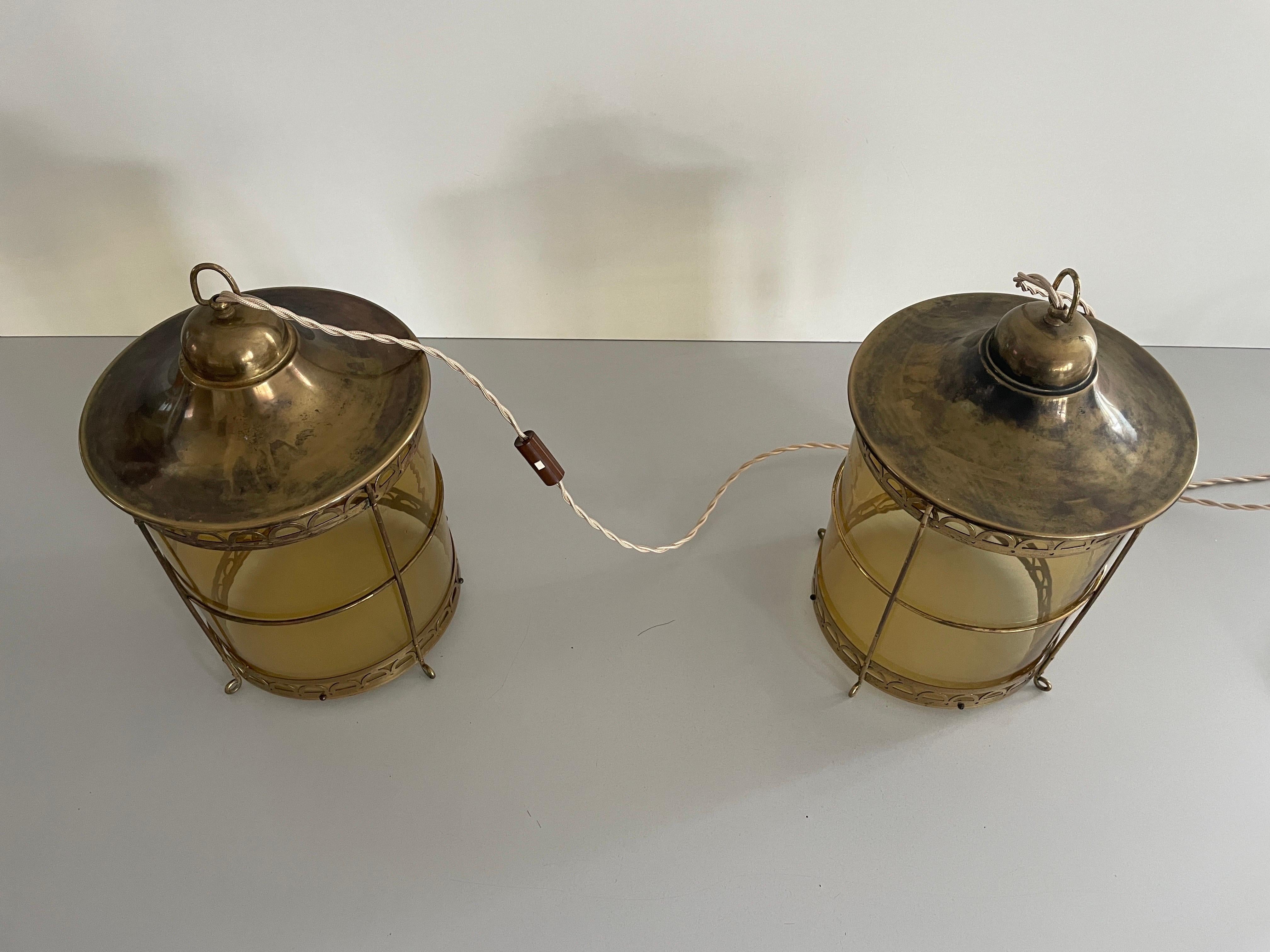 Paire de lampes de table en forme de lanterne en verre jaune et laiton, années 1950, France Excellent état - En vente à Hagenbach, DE
