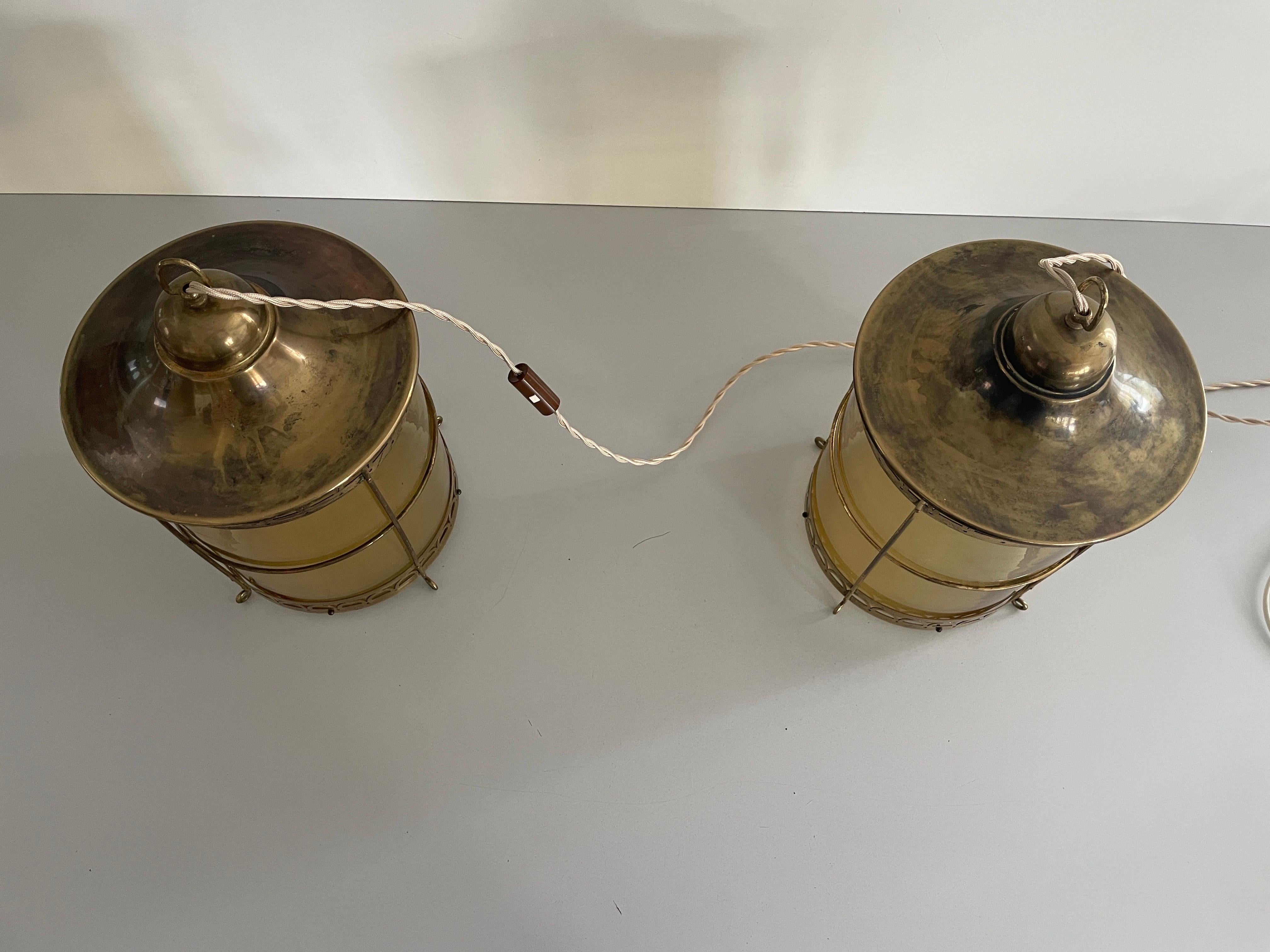 Milieu du XXe siècle Paire de lampes de table en forme de lanterne en verre jaune et laiton, années 1950, France en vente