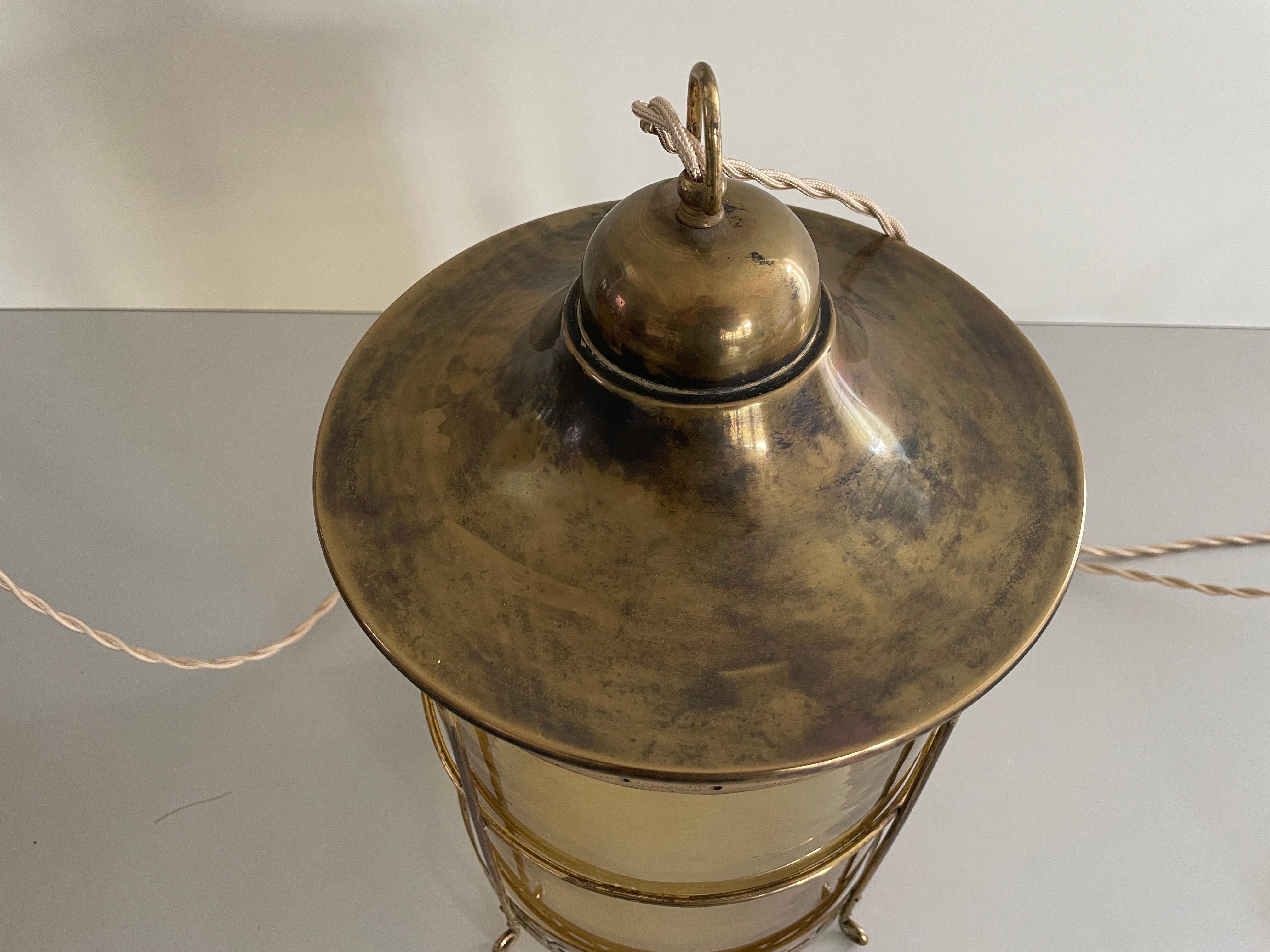 Laiton Paire de lampes de table en forme de lanterne en verre jaune et laiton, années 1950, France en vente