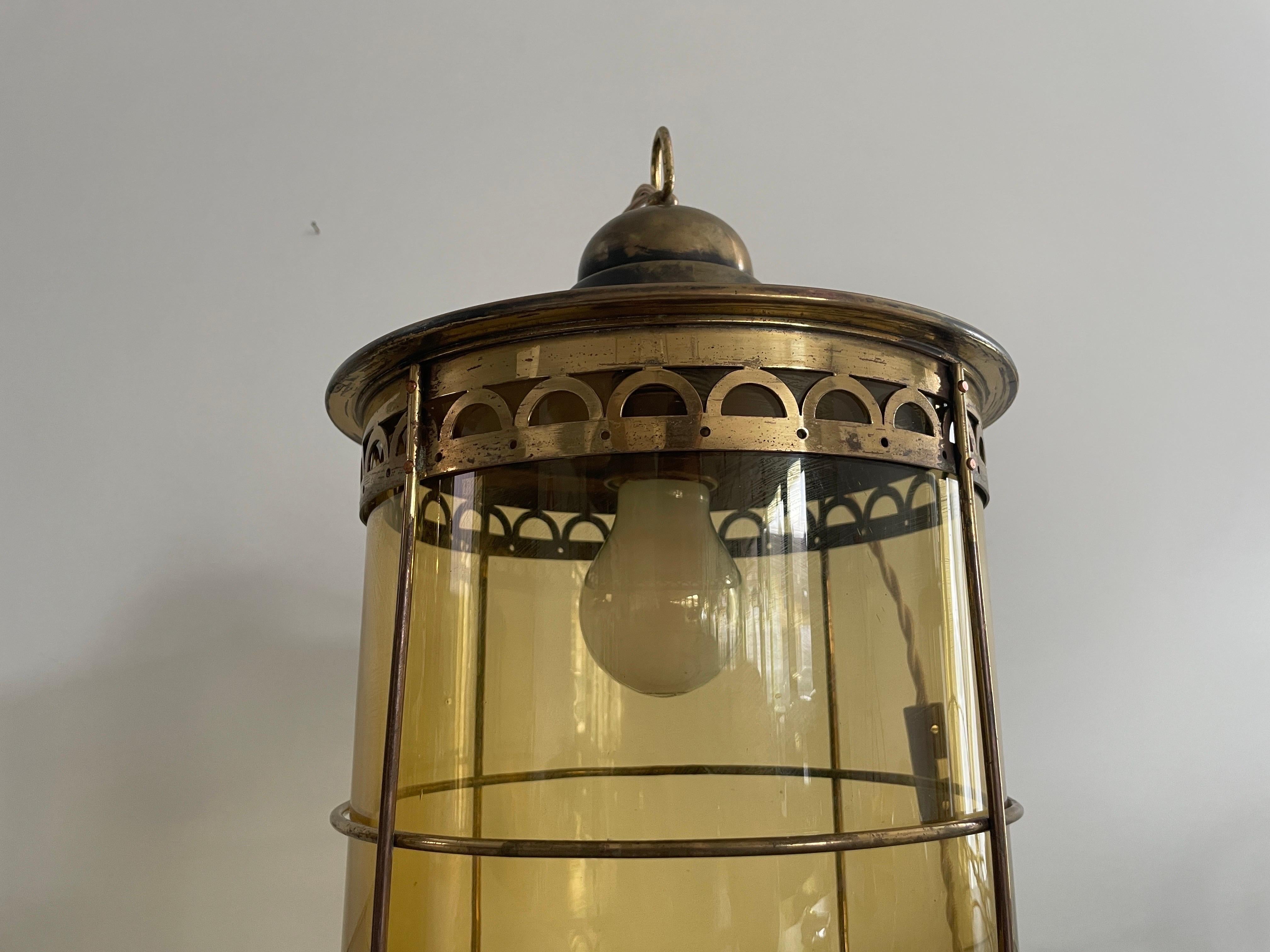 Paire de lampes de table en forme de lanterne en verre jaune et laiton, années 1950, France en vente 1