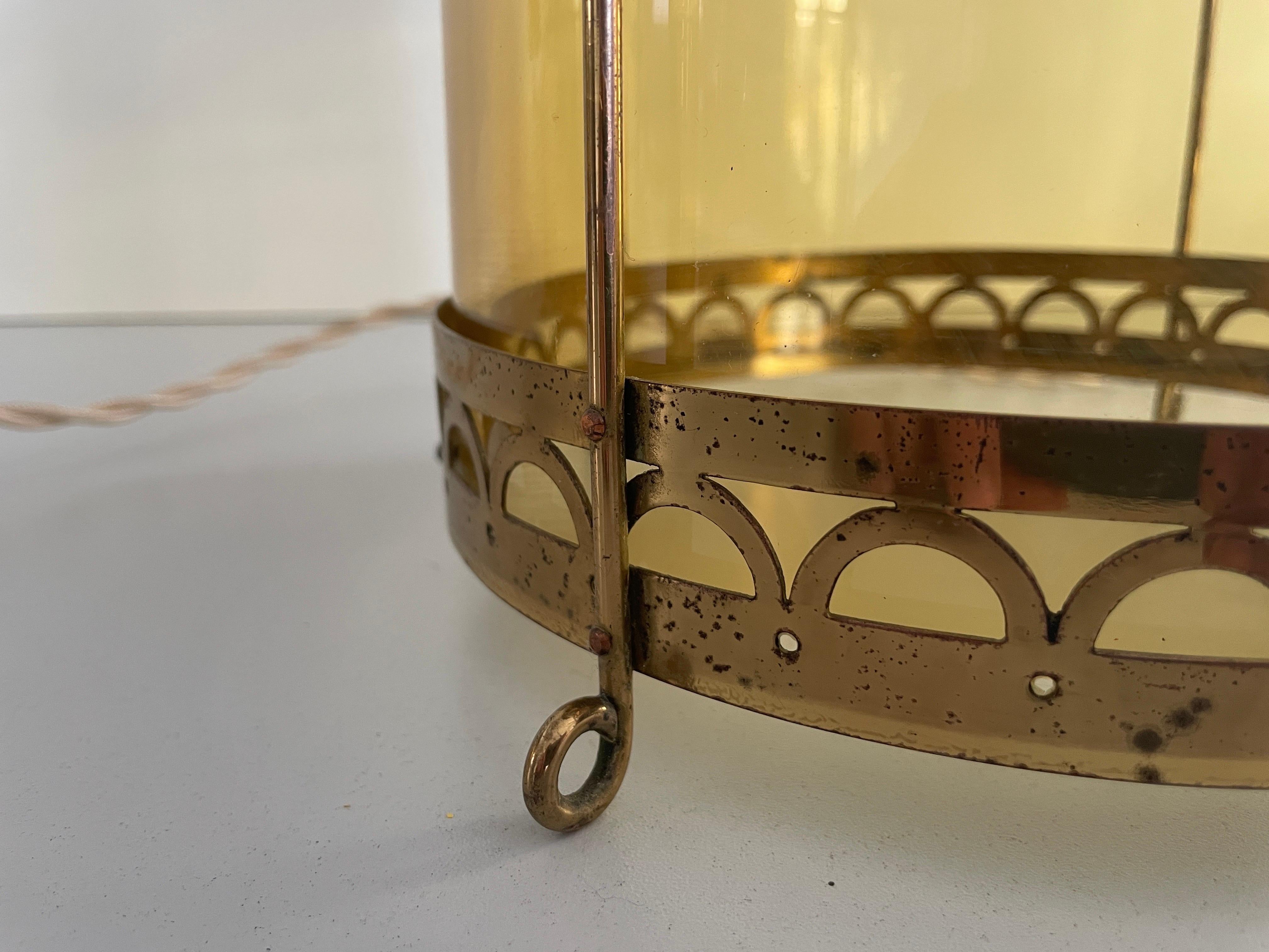 Paire de lampes de table en forme de lanterne en verre jaune et laiton, années 1950, France en vente 2
