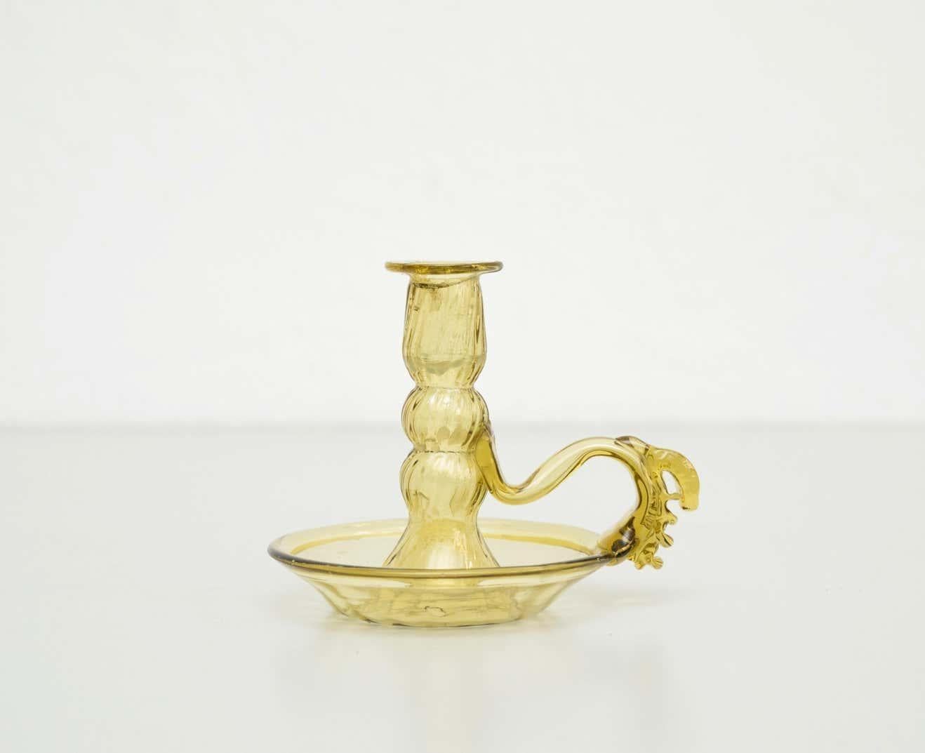 Portacandele in vetro giallo, 1960 circa.  Di un produttore sconosciuto. Spagna. In condizioni originali, con lievi usure dovute all'età e all'uso, che conservano una bella patina.  Materiali: Vetro  Dimensioni: D 12 cm L 14 cm H 12,5 cm.  