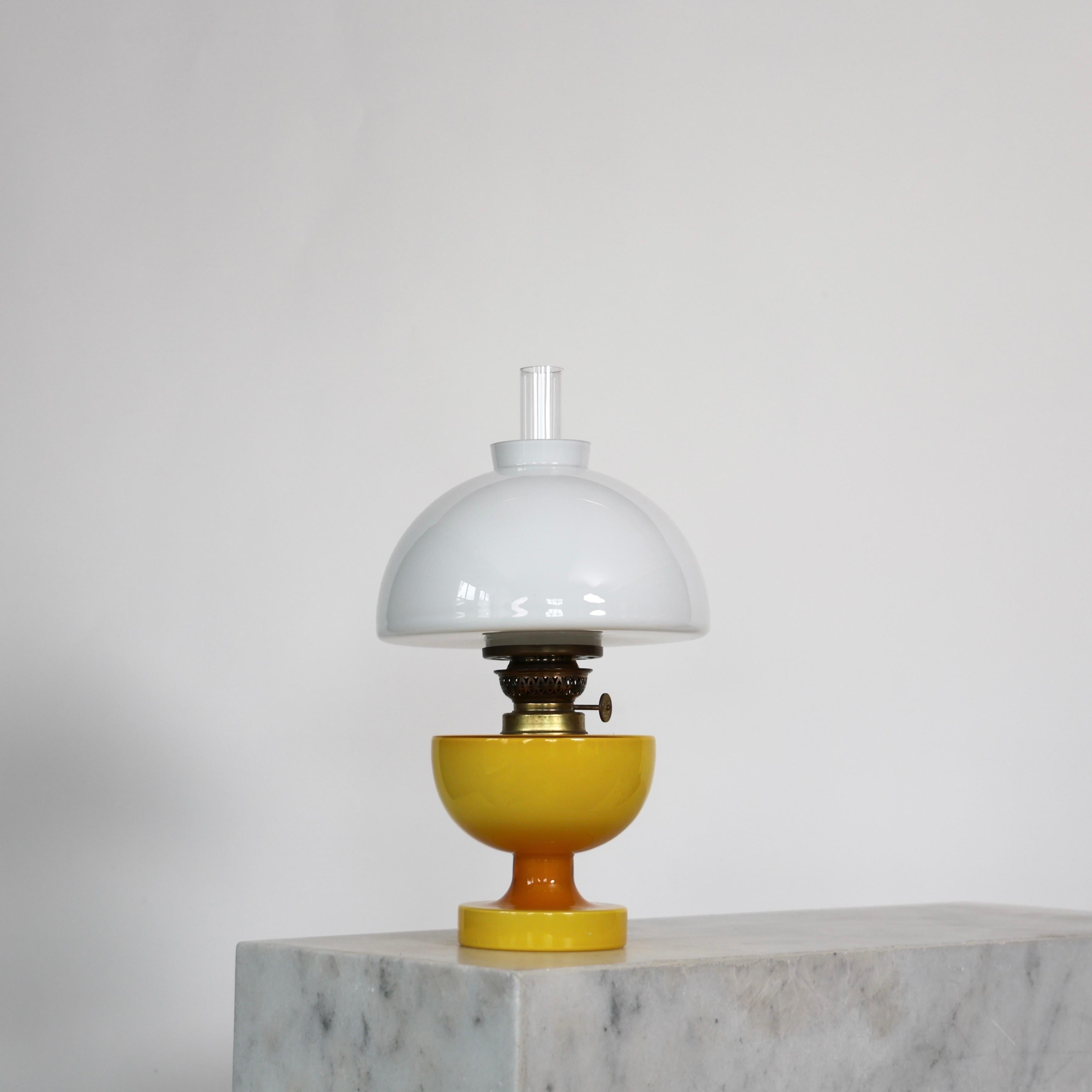 Lámpara de escritorio de cristal amarillo diseñada por Michael Bang para Holmegaard, años 60, Dinamarca en venta 6