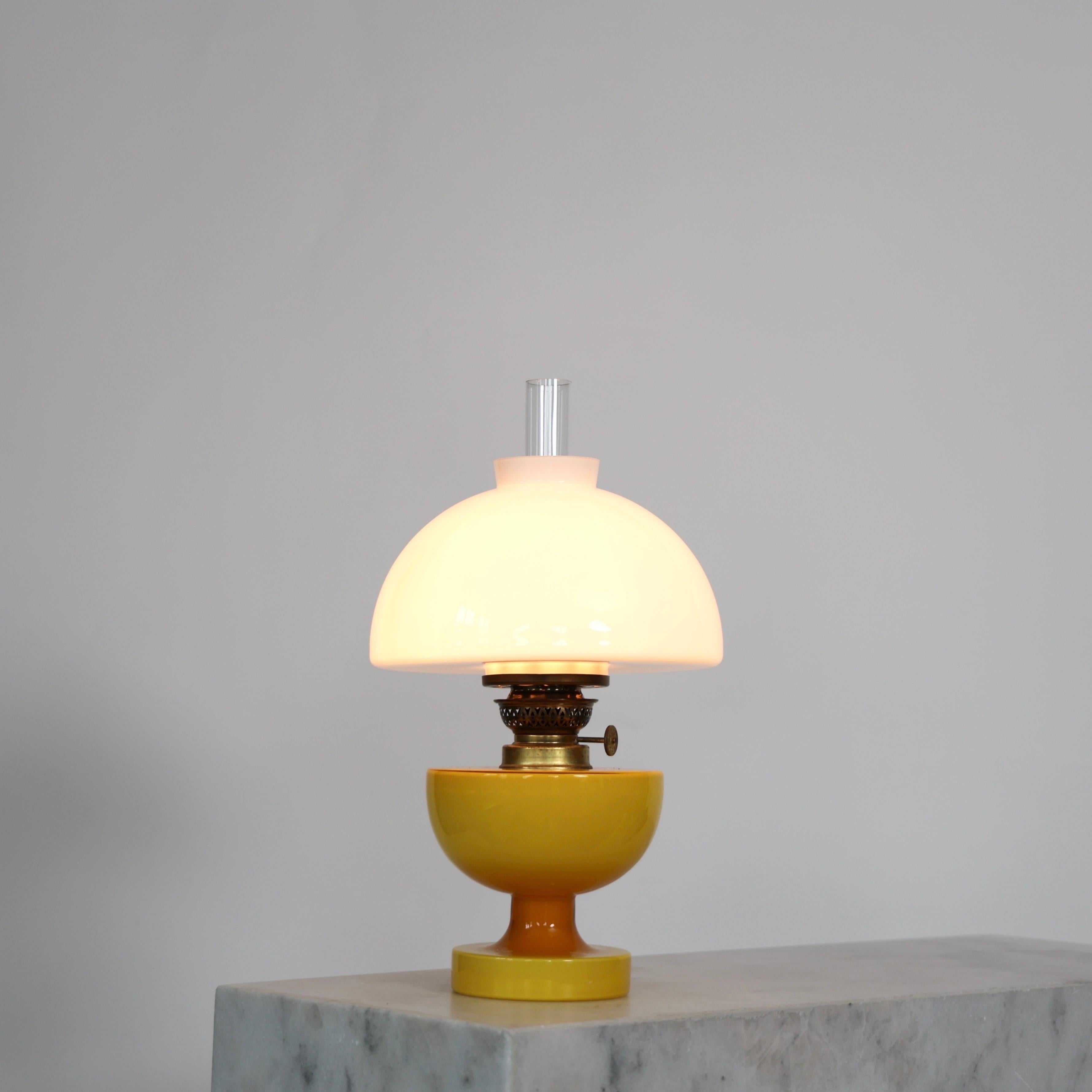 Lámpara de escritorio de cristal amarillo diseñada por Michael Bang para Holmegaard, años 60, Dinamarca Danés en venta