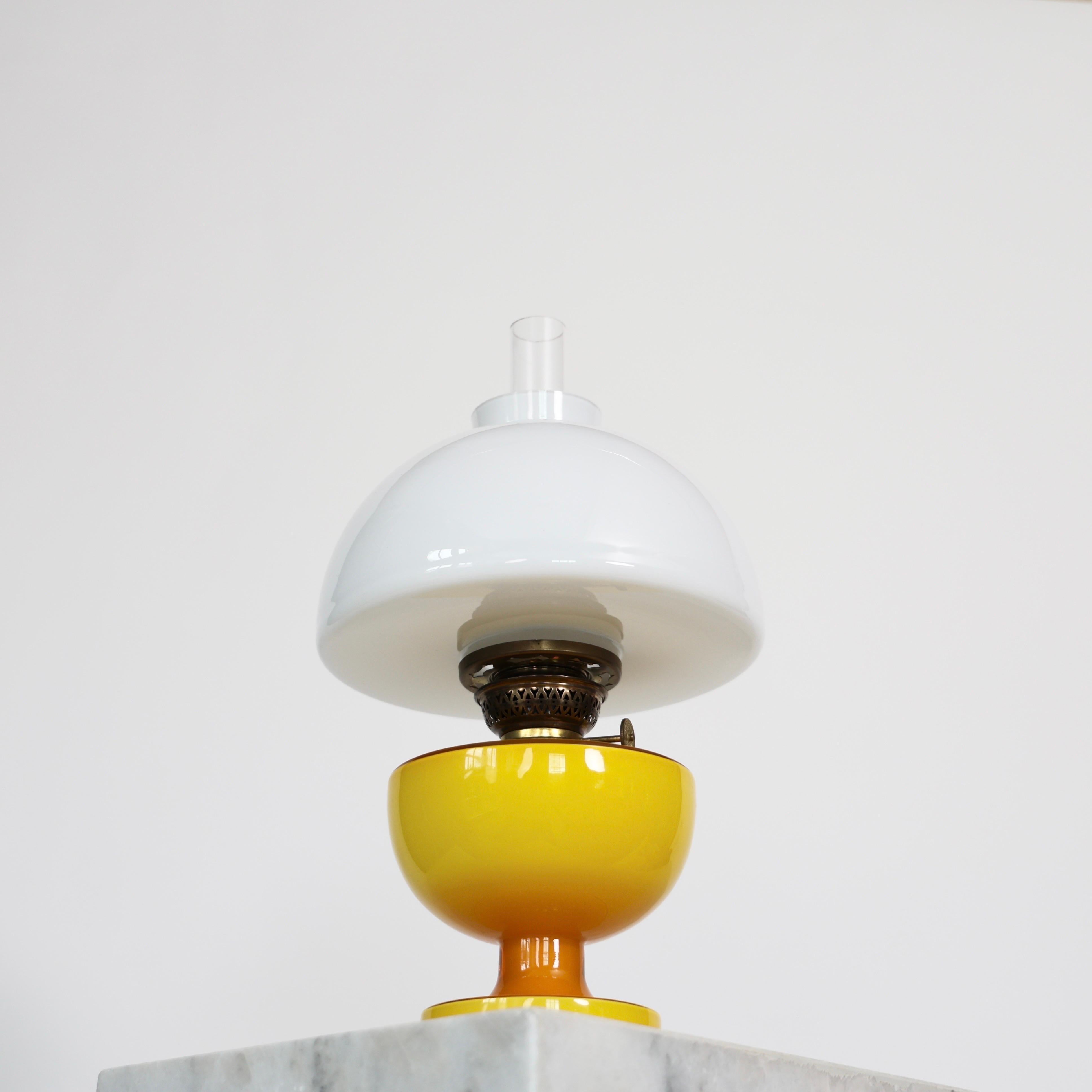 Lámpara de escritorio de cristal amarillo diseñada por Michael Bang para Holmegaard, años 60, Dinamarca en Bueno estado para la venta en Værløse, DK