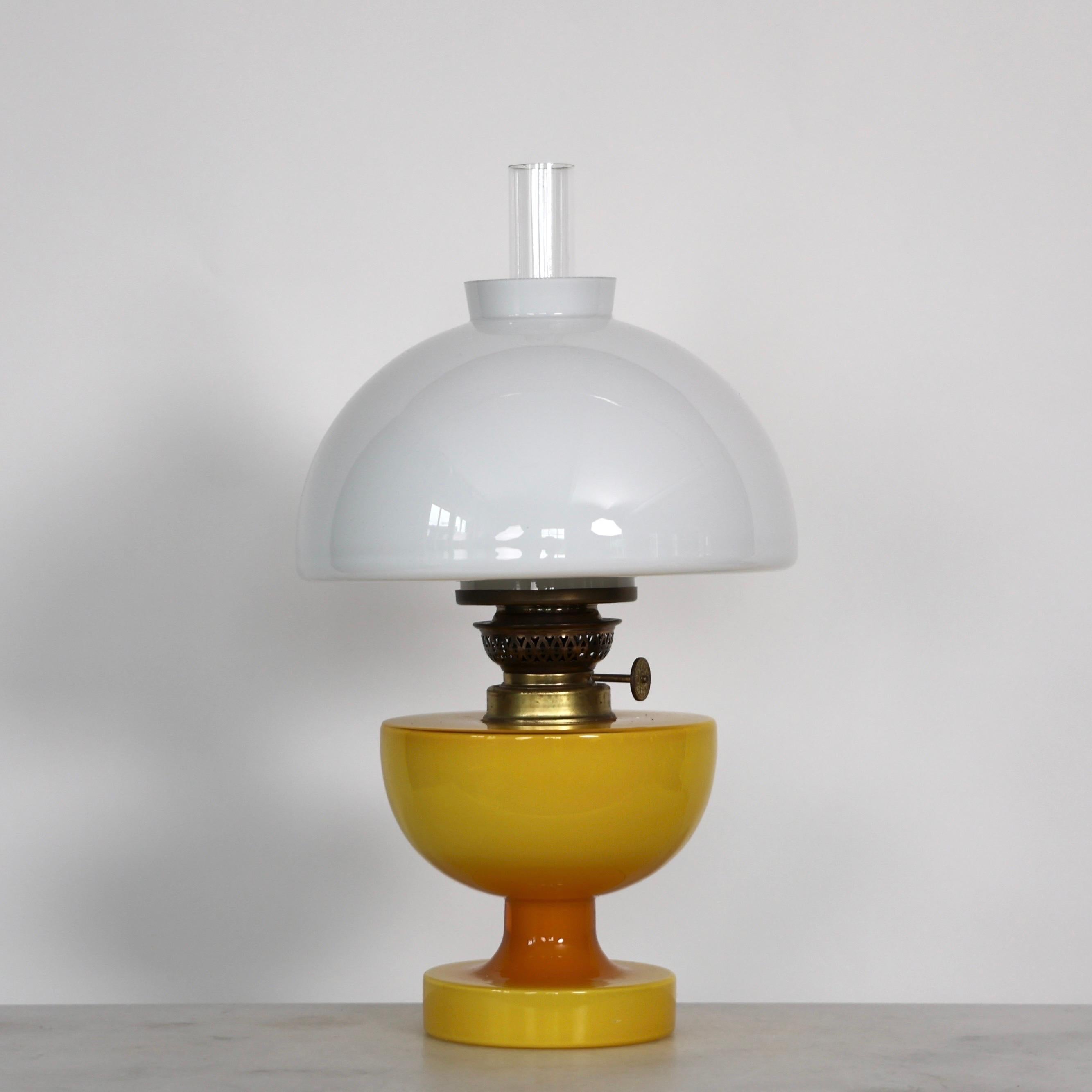 Lámpara de escritorio de cristal amarillo diseñada por Michael Bang para Holmegaard, años 60, Dinamarca mediados del siglo XX en venta