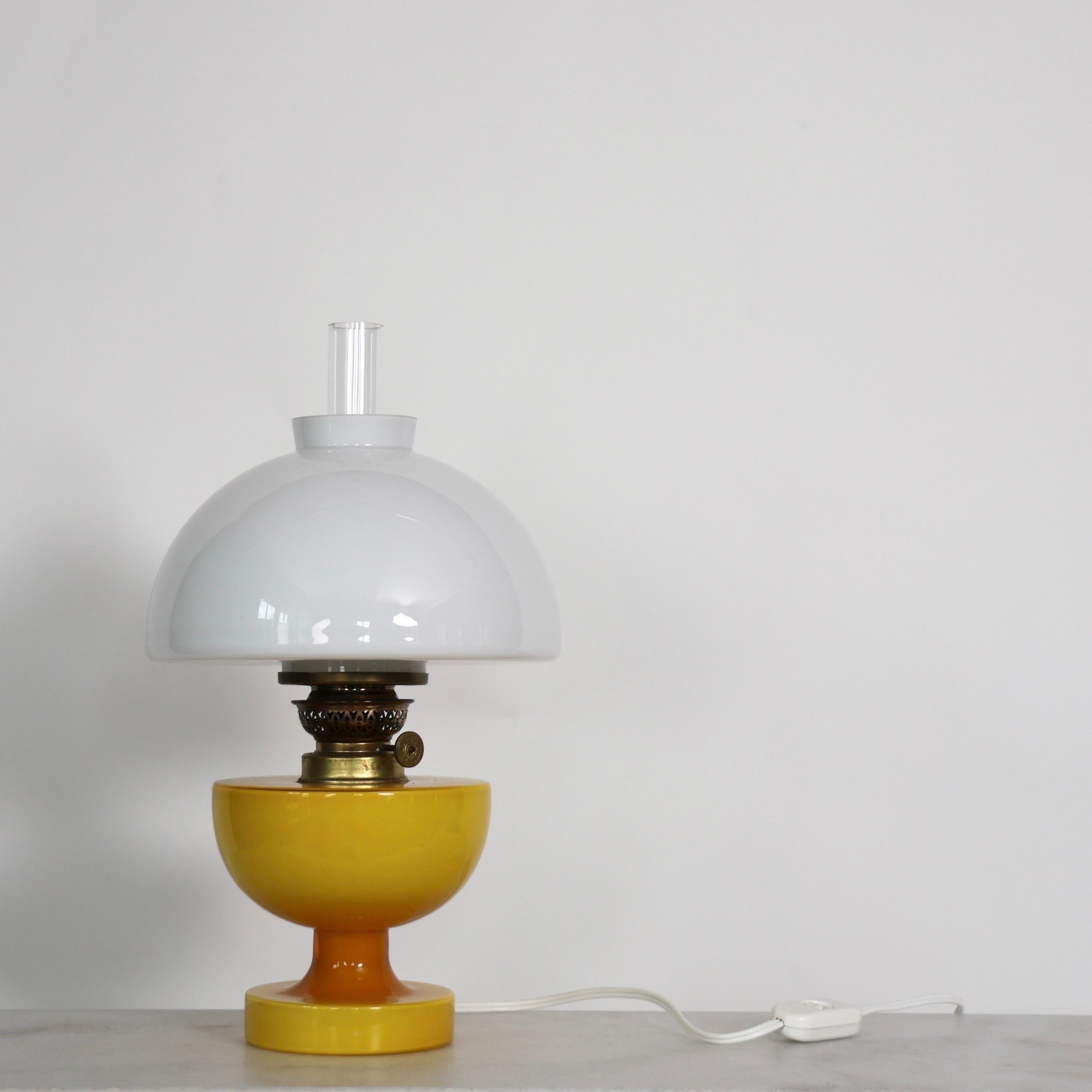 Lámpara de escritorio de cristal amarillo diseñada por Michael Bang para Holmegaard, años 60, Dinamarca en venta 1