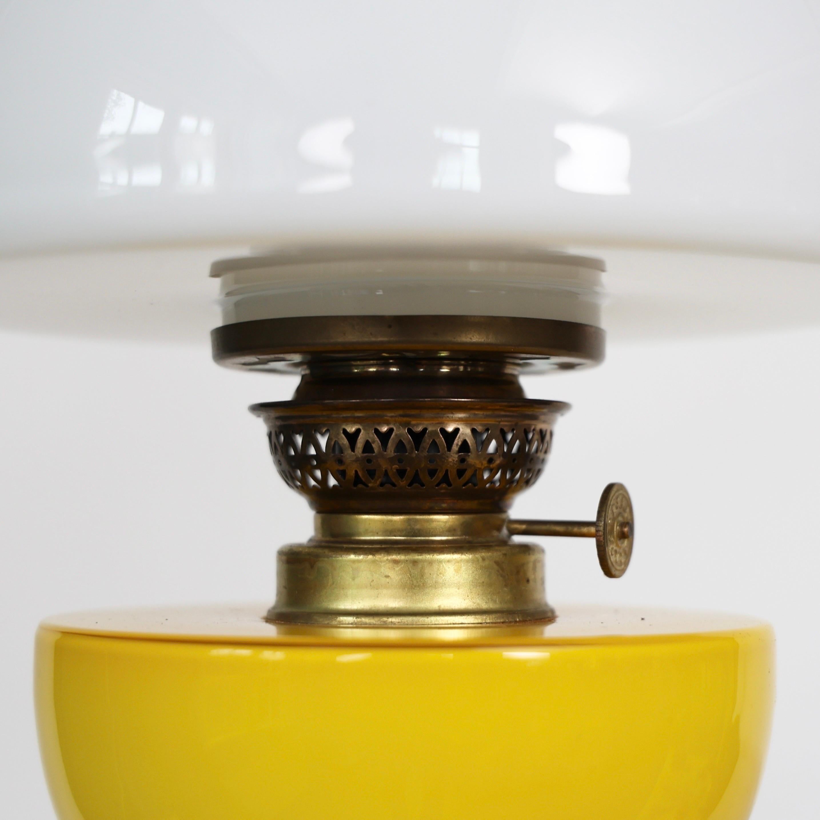Lámpara de escritorio de cristal amarillo diseñada por Michael Bang para Holmegaard, años 60, Dinamarca en venta 2