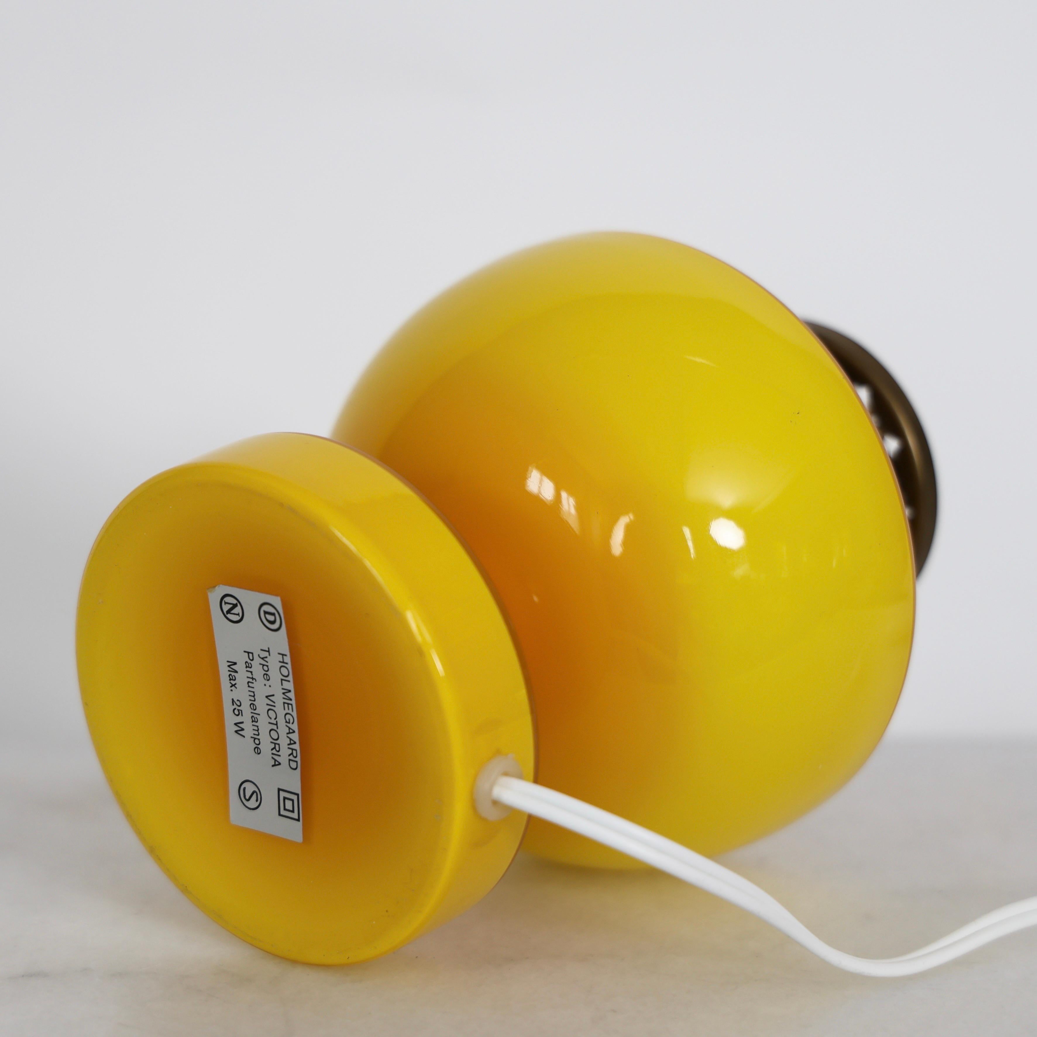 Lámpara de escritorio de cristal amarillo diseñada por Michael Bang para Holmegaard, años 60, Dinamarca en venta 3