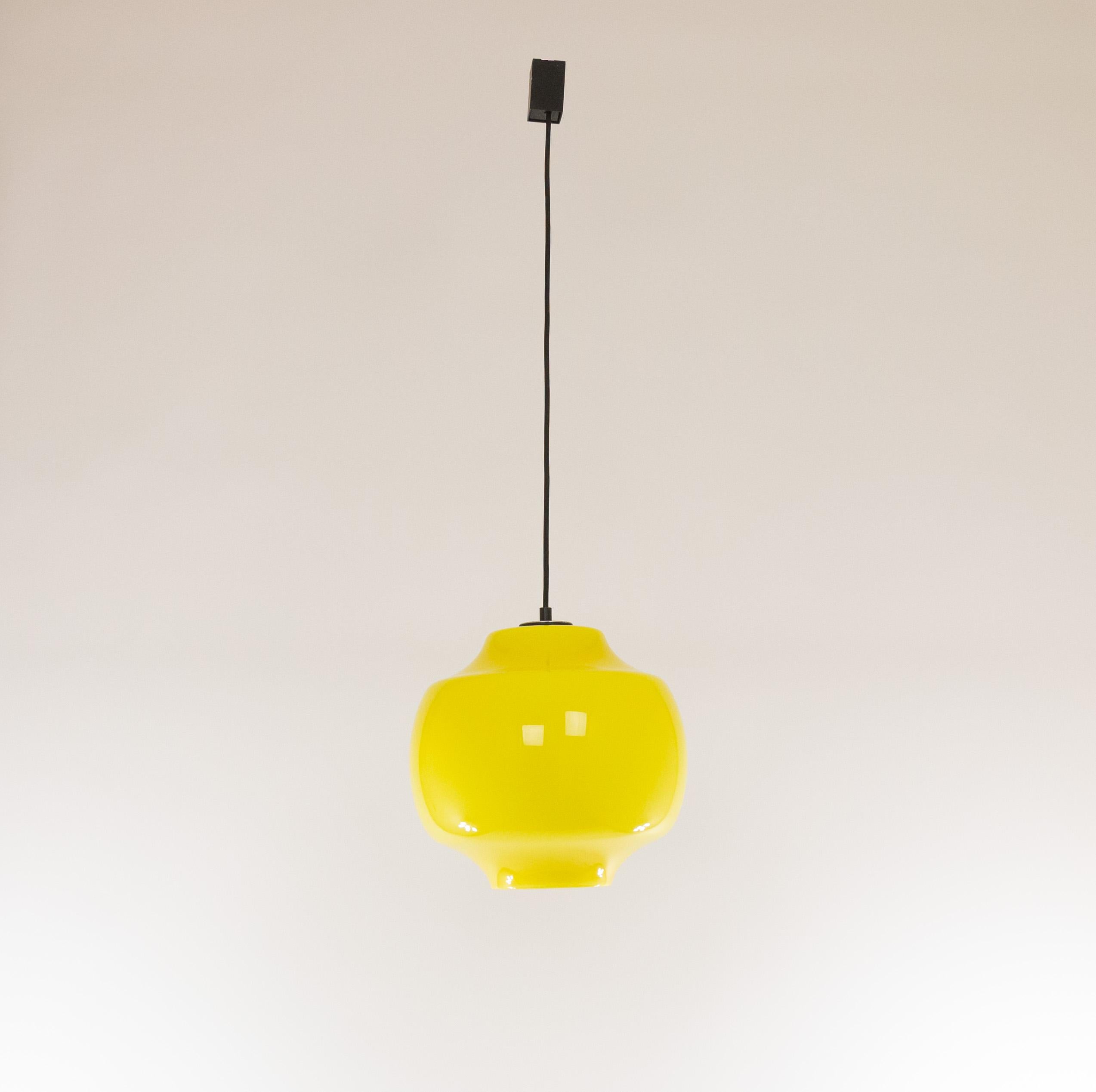 Yellow Model L 63 glass pendant designed in the 1960s by Alessandro Pianon for Venetian glassmaker Vistosi.

The glass is subtle and still in beautiful vintage condition. The metal ceiling cap is original. 

The lamp has been rewired with 2 m