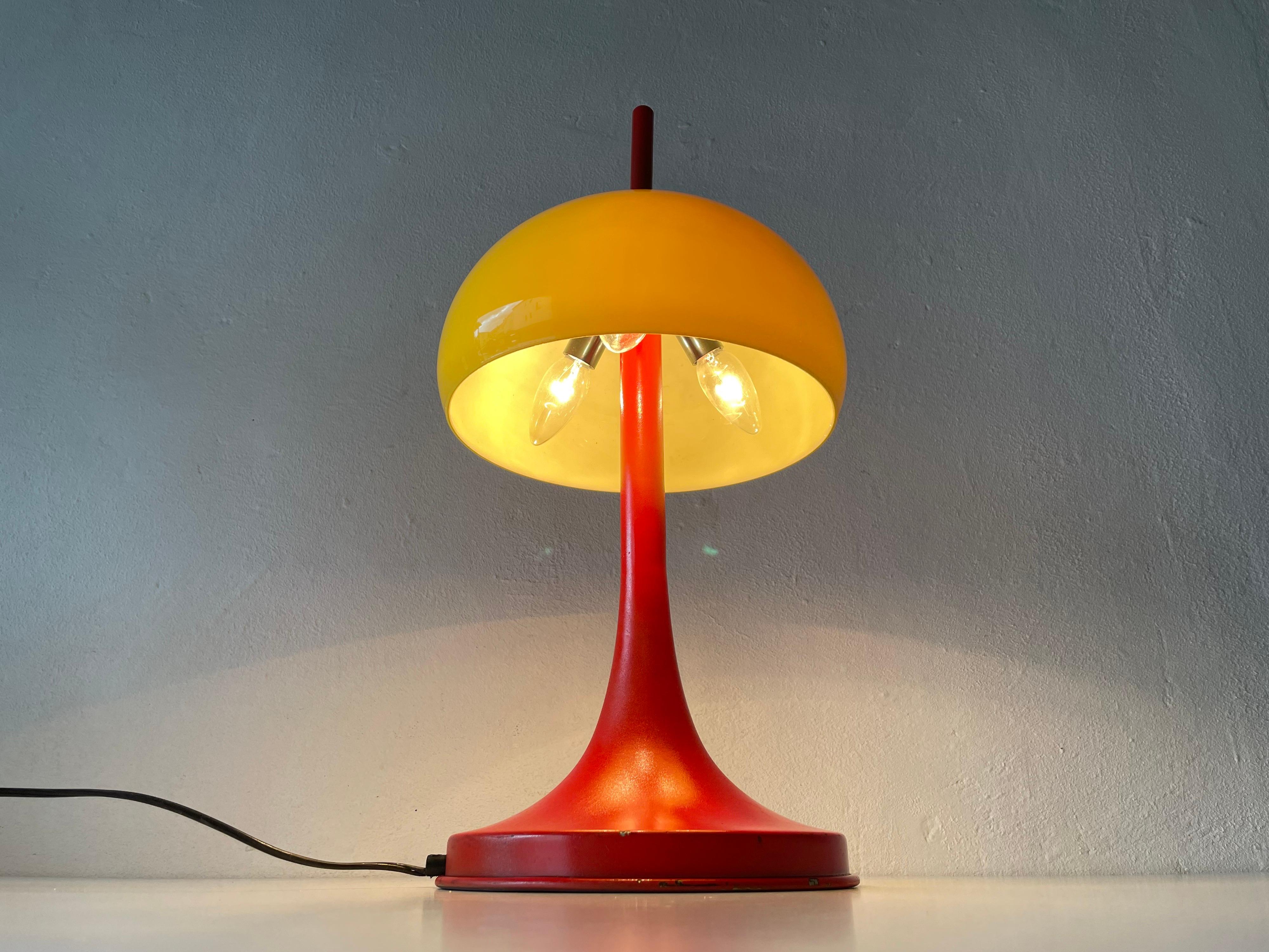 Métal Lampe de bureau Pop Art modèle emblématique en verre jaune et métal rouge, 1970, Italie en vente