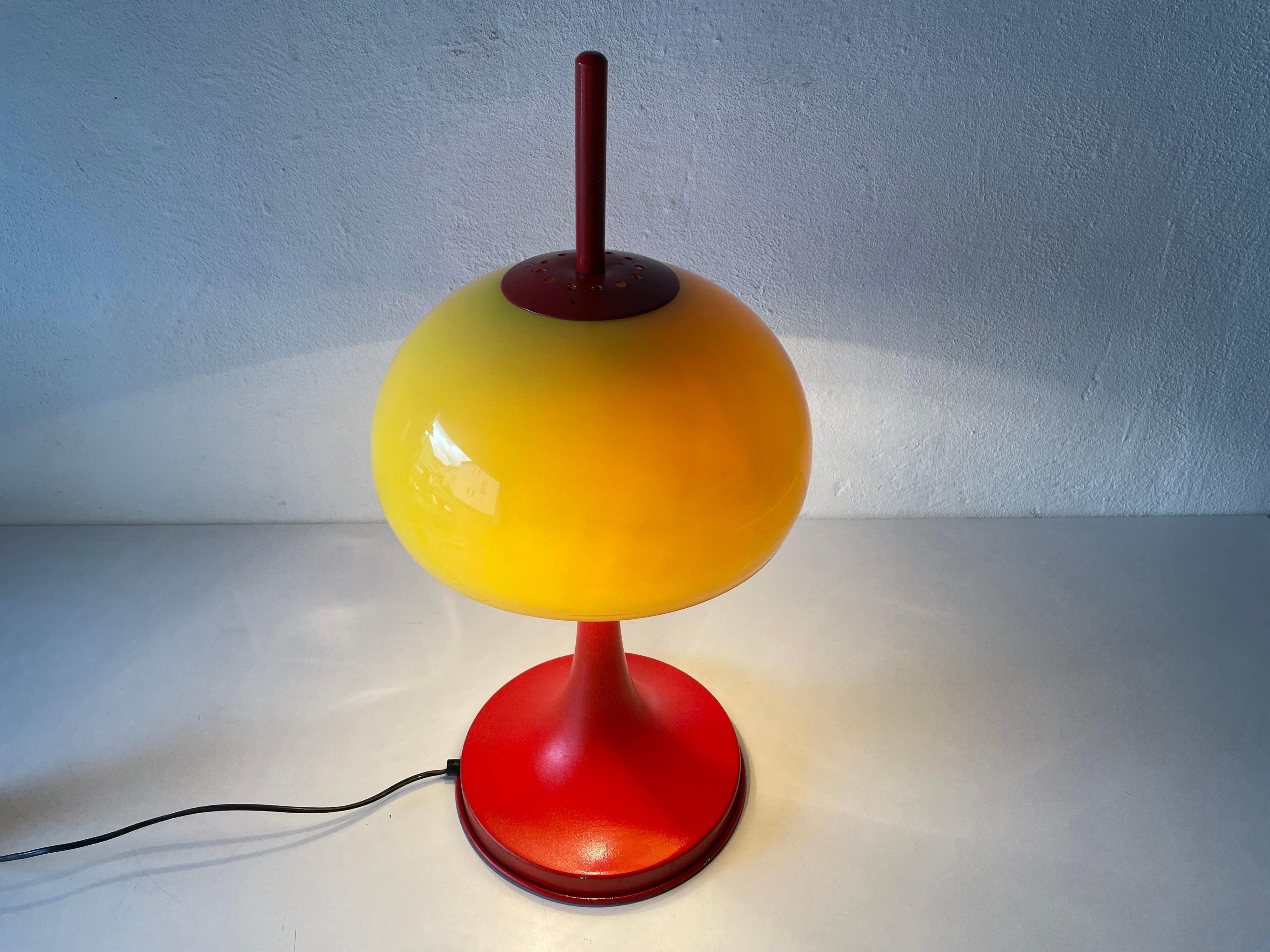 Lampe de bureau Pop Art modèle emblématique en verre jaune et métal rouge, 1970, Italie en vente 1