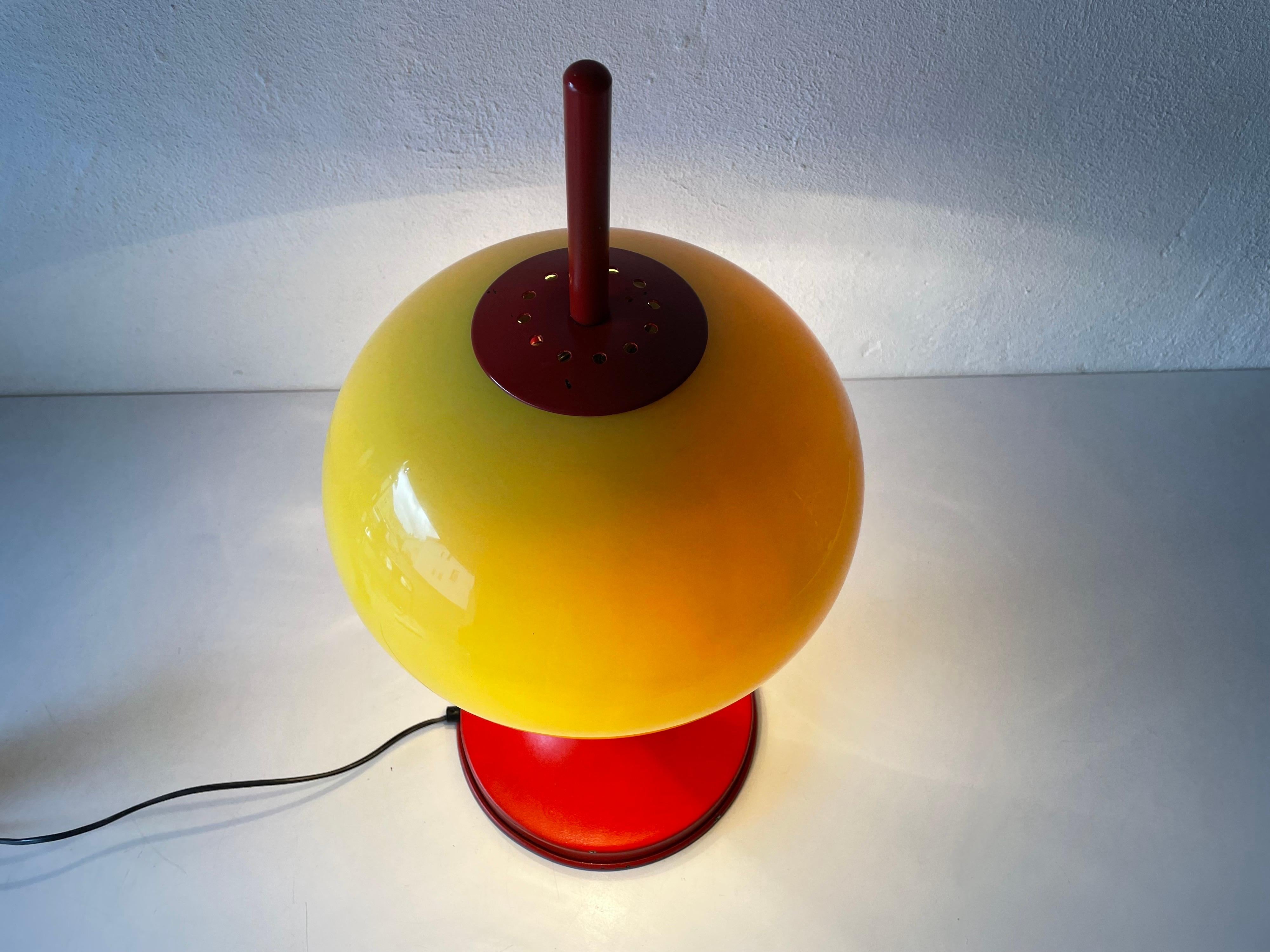 Lampe de bureau Pop Art modèle emblématique en verre jaune et métal rouge, 1970, Italie en vente 2