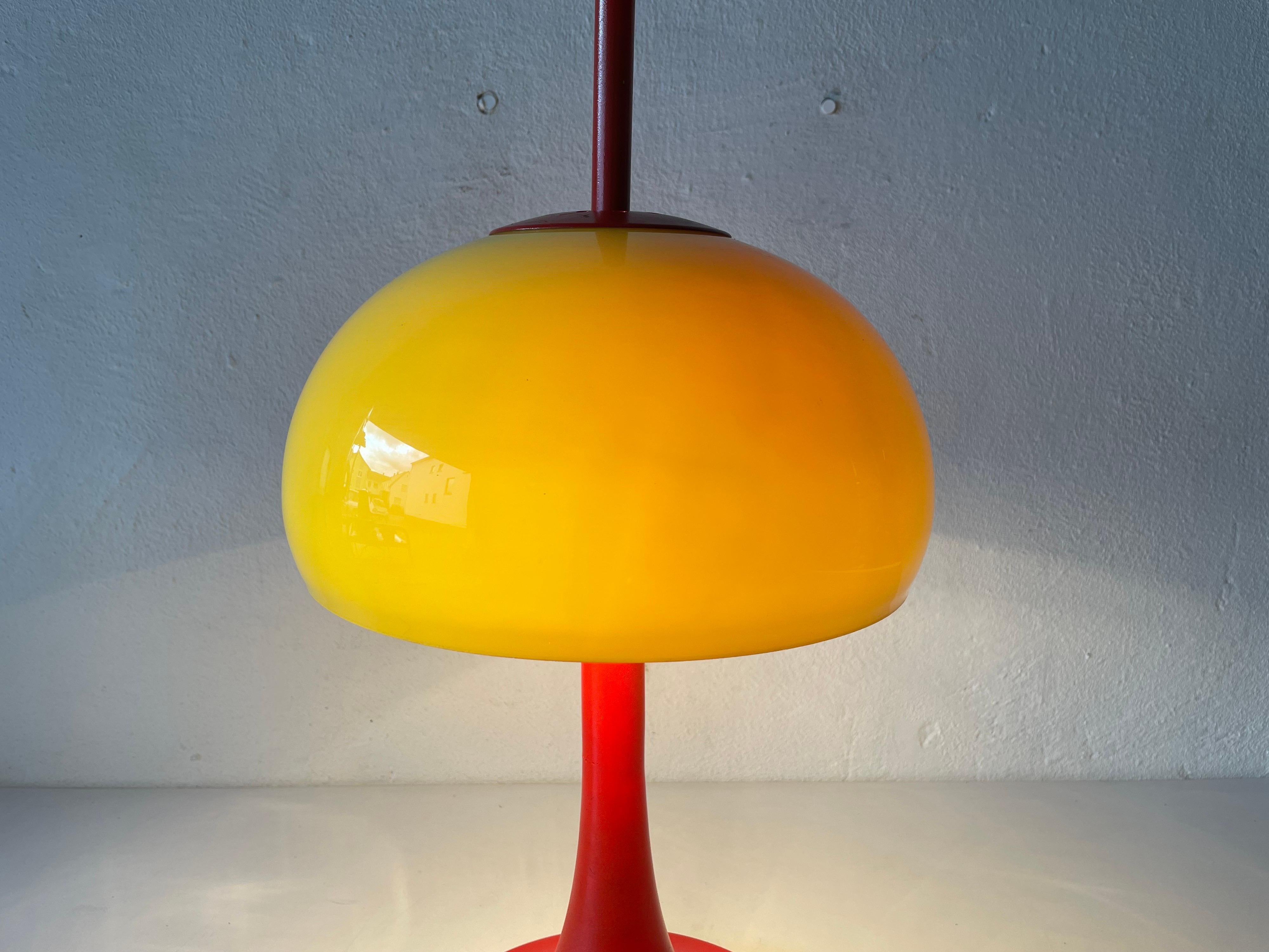 Lampe de bureau Pop Art modèle emblématique en verre jaune et métal rouge, 1970, Italie en vente 3