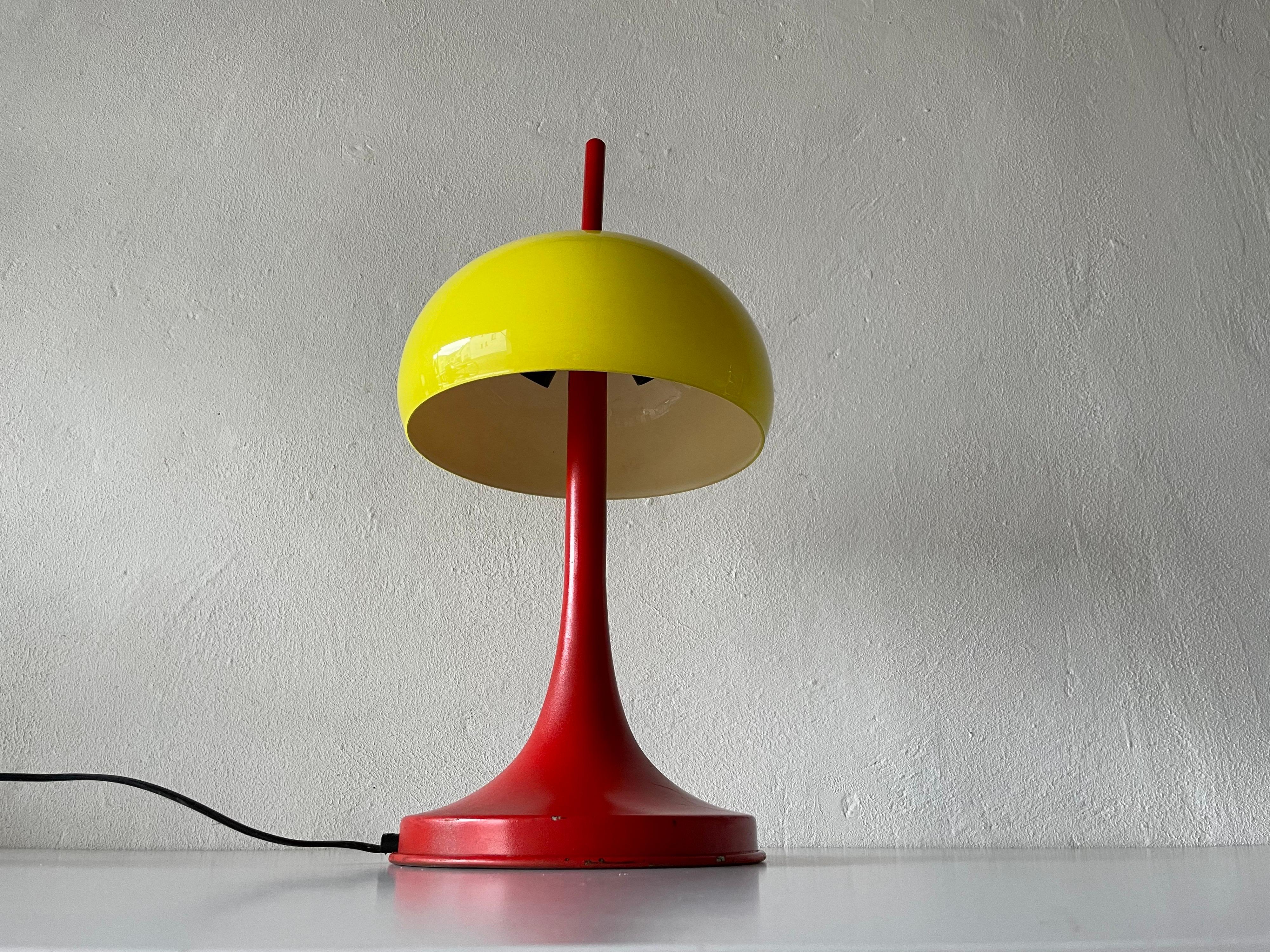 Lampe de table Modèle iconique Pop Art en verre jaune et métal rouge, 1970, Italie

L'abat-jour est en très bon état vintage.

Cette lampe fonctionne avec 3 ampoules E14. 
Câblé et adapté à une utilisation avec 220V et 110V pour tous les