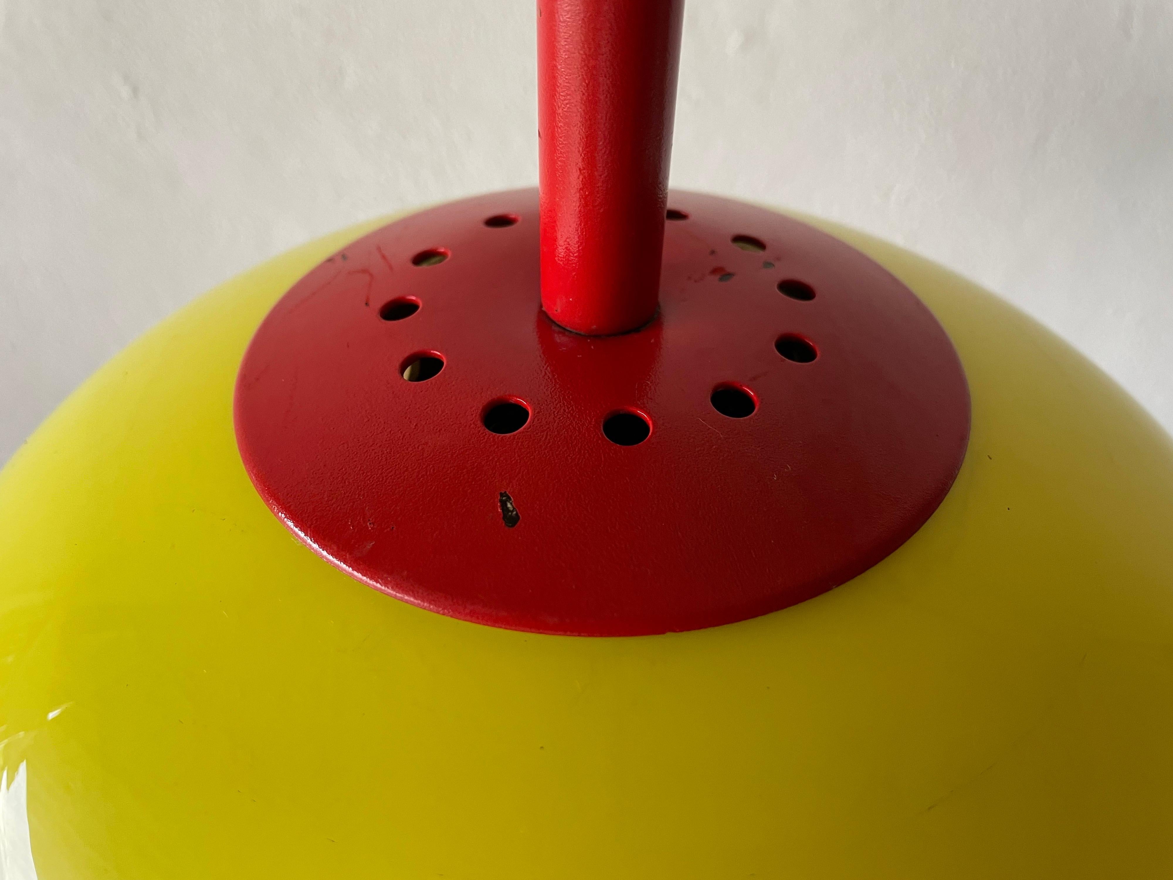Ère spatiale Lampe de bureau Pop Art modèle emblématique en verre jaune et métal rouge, 1970, Italie en vente