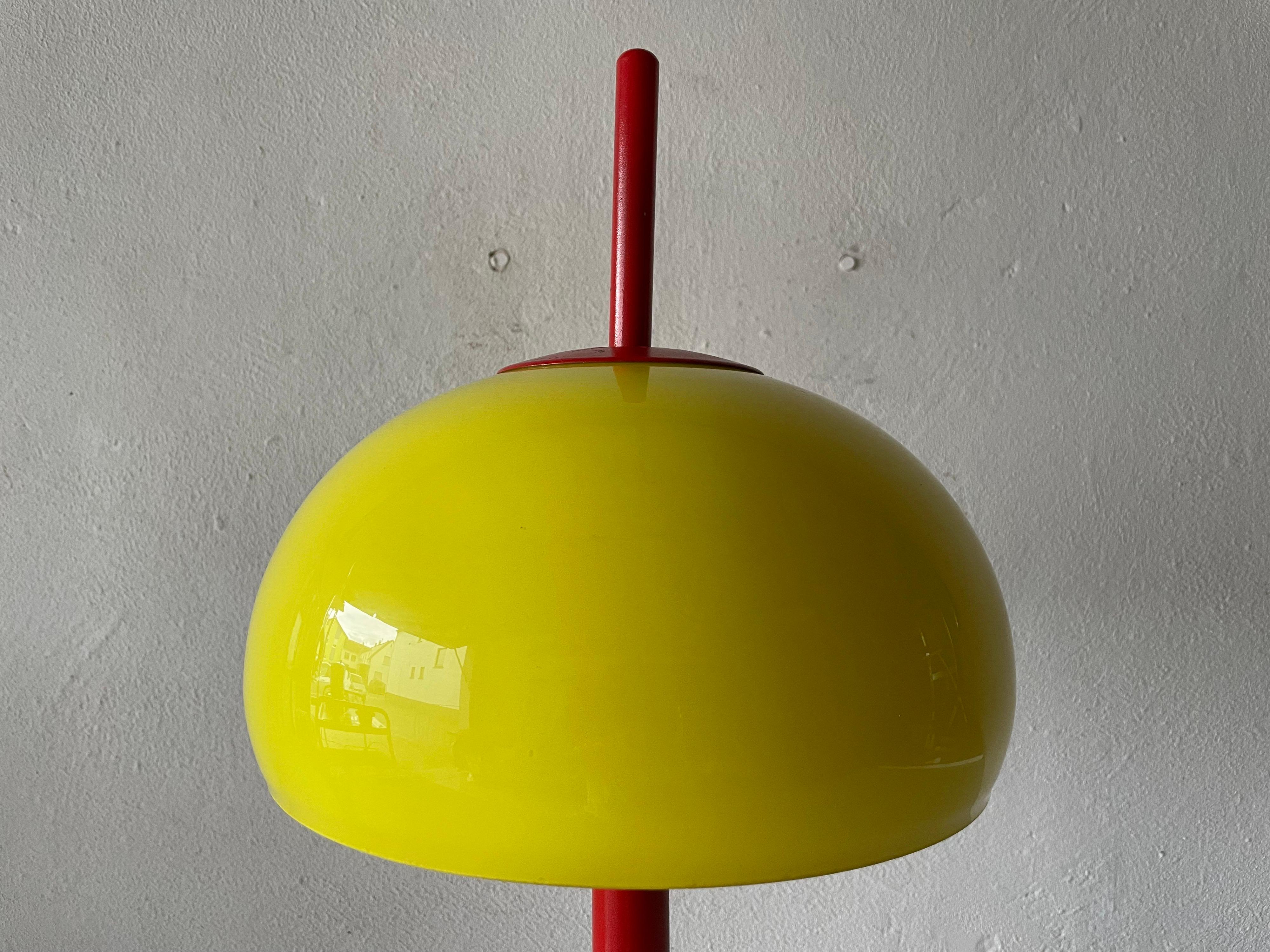 italien Lampe de bureau Pop Art modèle emblématique en verre jaune et métal rouge, 1970, Italie en vente