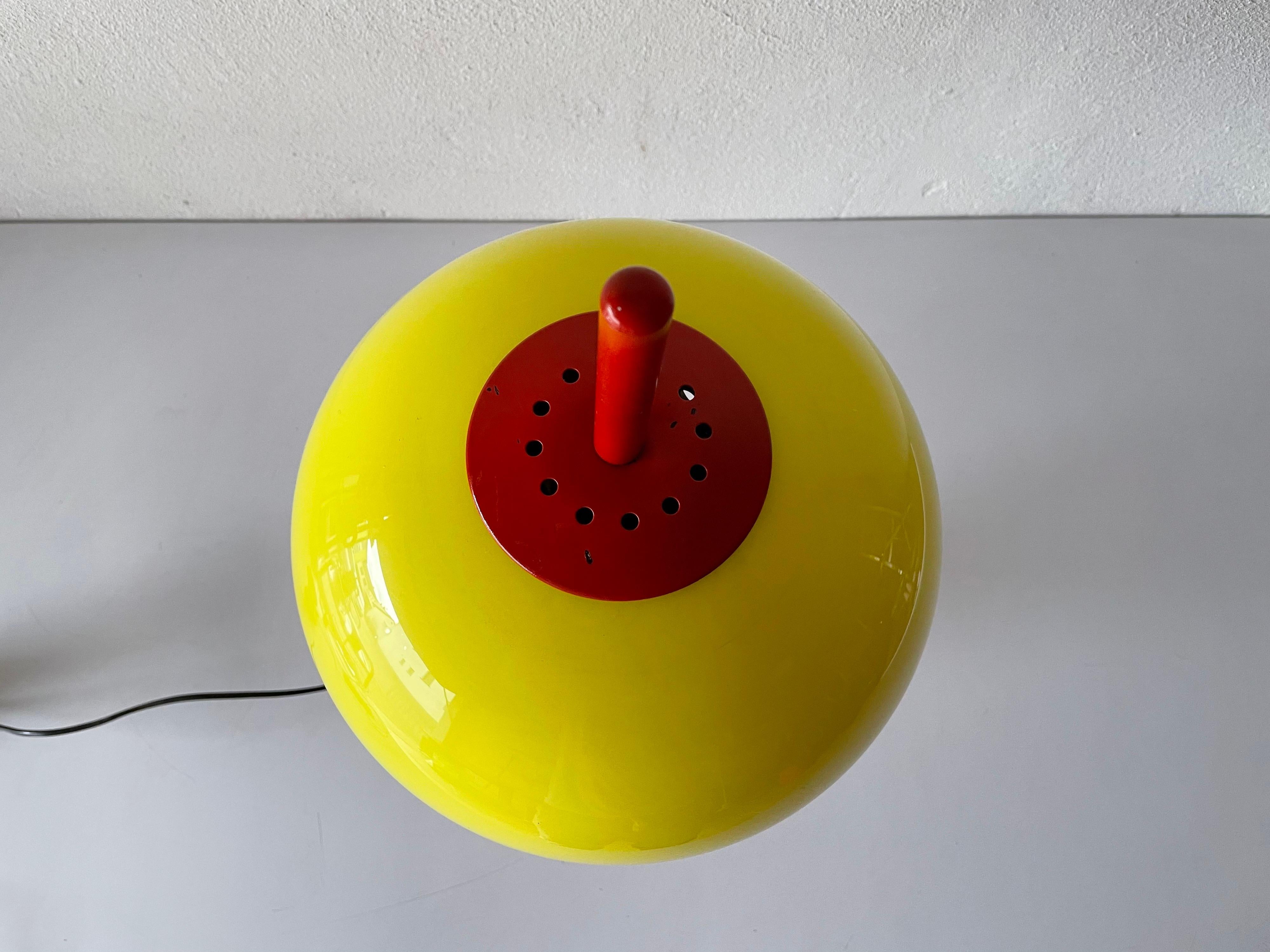 Yellow Glass & Red Metal Iconic Model Pop Art Table Lamp, 1970s, Italy In Good Condition For Sale In Hagenbach, DE